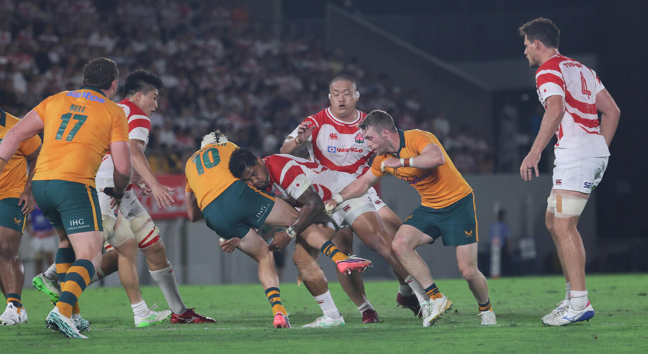 日本対オーストラリア　後半、強烈なタックルを決めるサミソニ・トゥア（撮影・水谷安孝）