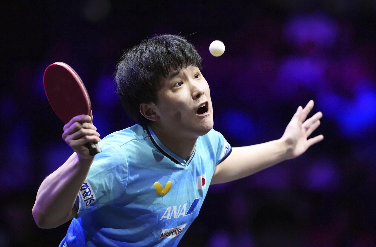 男子シングルス準々決勝でプレーする張本智和＝横浜BUNTAI