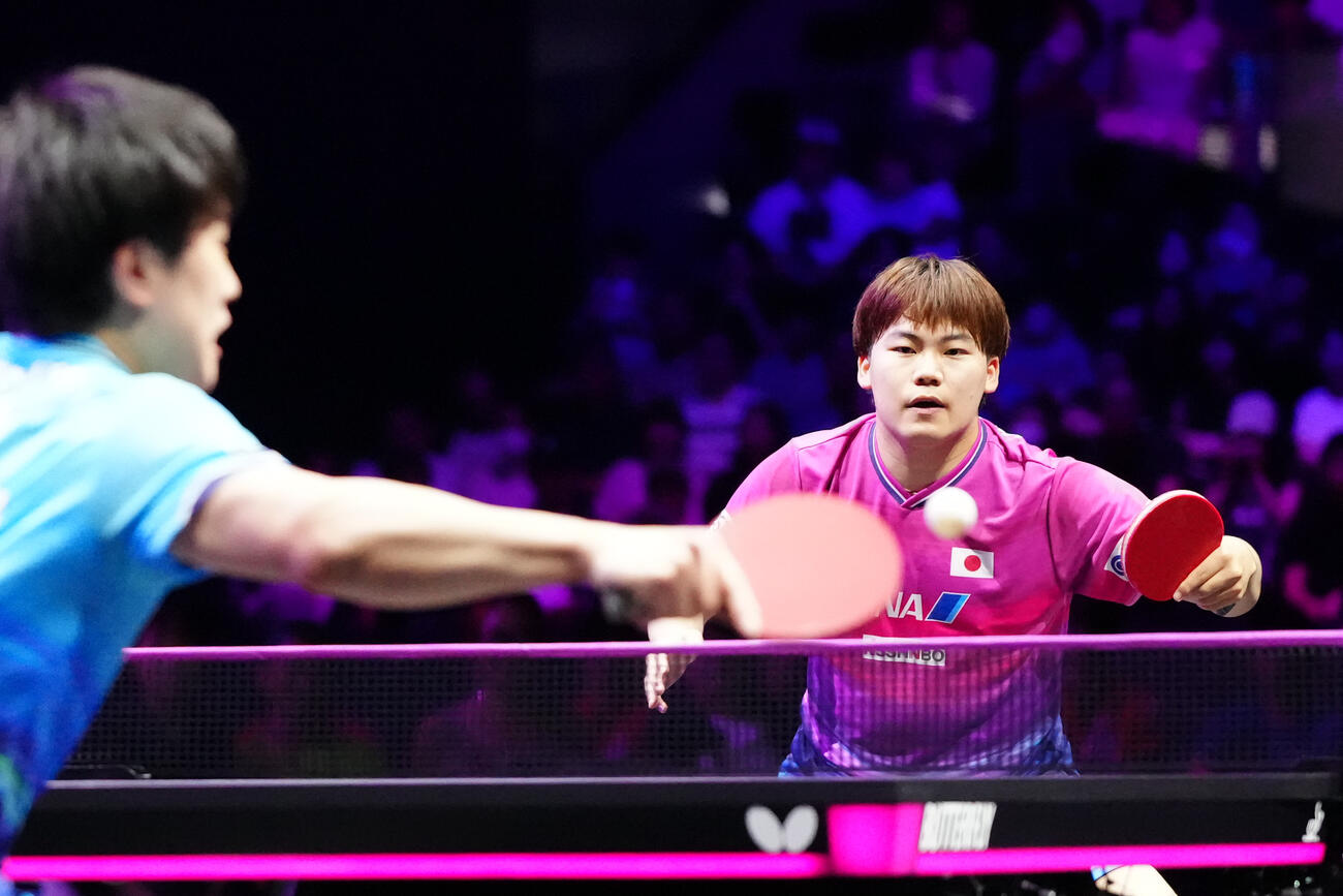男子準決勝で張本智和（左）と対戦する松島輝空（撮影・江口和貴）