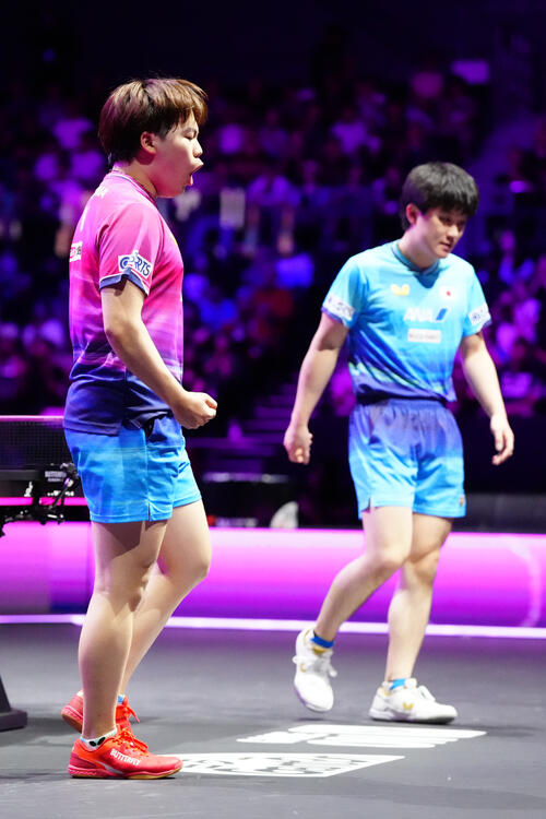 男子準決勝　張本智和（右）から第3ゲームを奪った松島輝空（撮影・江口和貴）