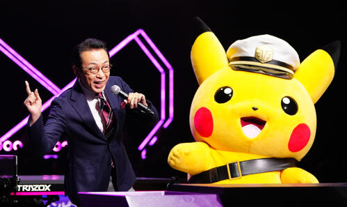 WTTチャンピオンズの試合前、会場を盛り上げるフリーアナウンサーの福澤朗氏（左）とキャプテンピカチュウ（撮影・江口和貴）