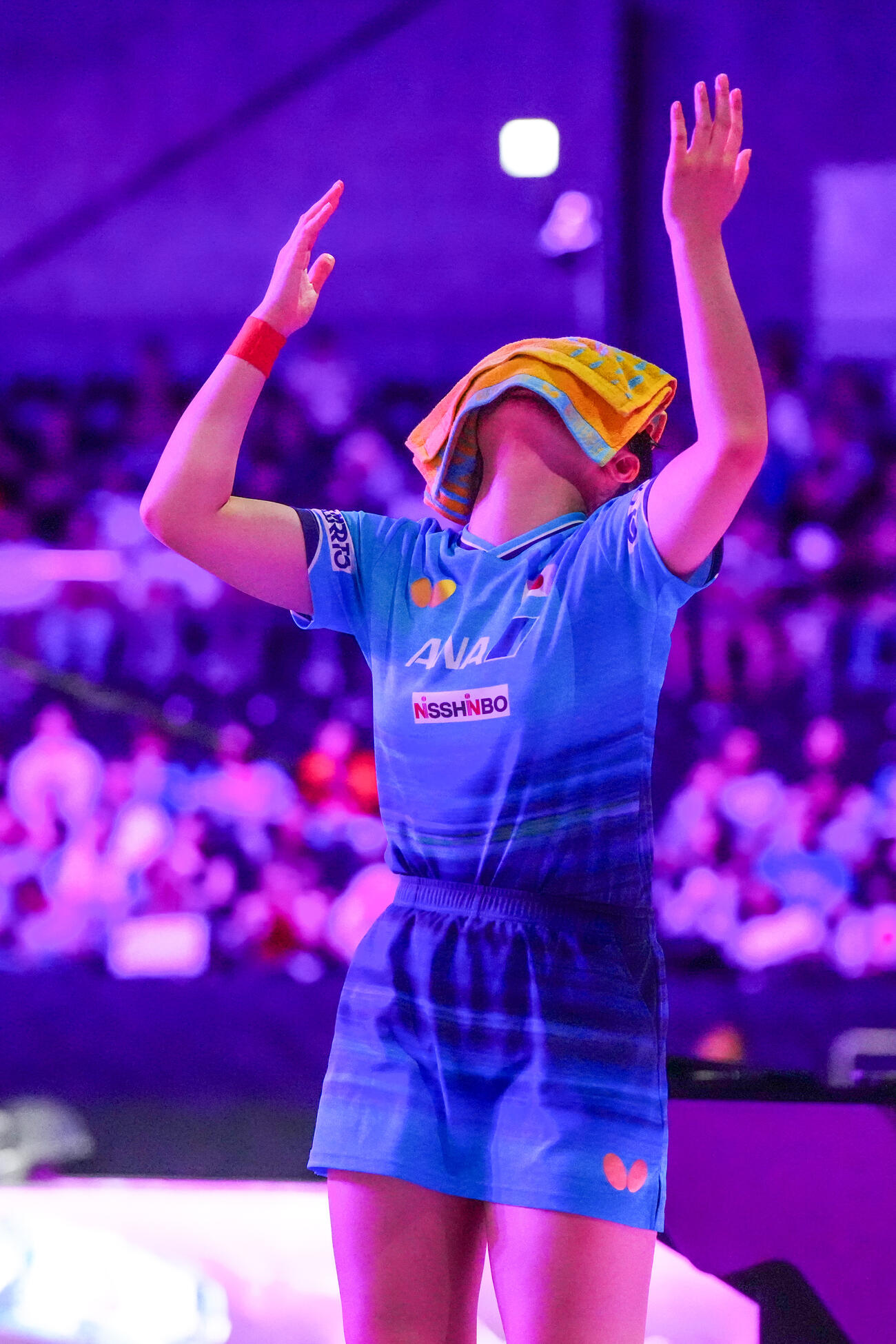 女子決勝　陳幸同に第3ゲームを奪われ、タオルを顔に乗せる張本美和（撮影・江口和貴）