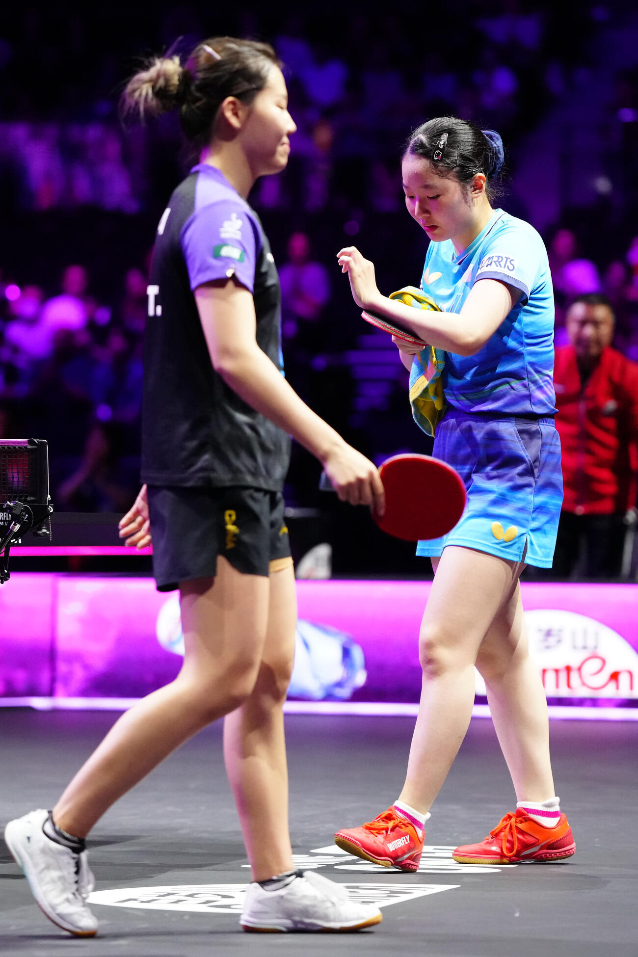 女子決勝　陳幸同（左）から第4ゲームを奪った張本美和（撮影・江口和貴）