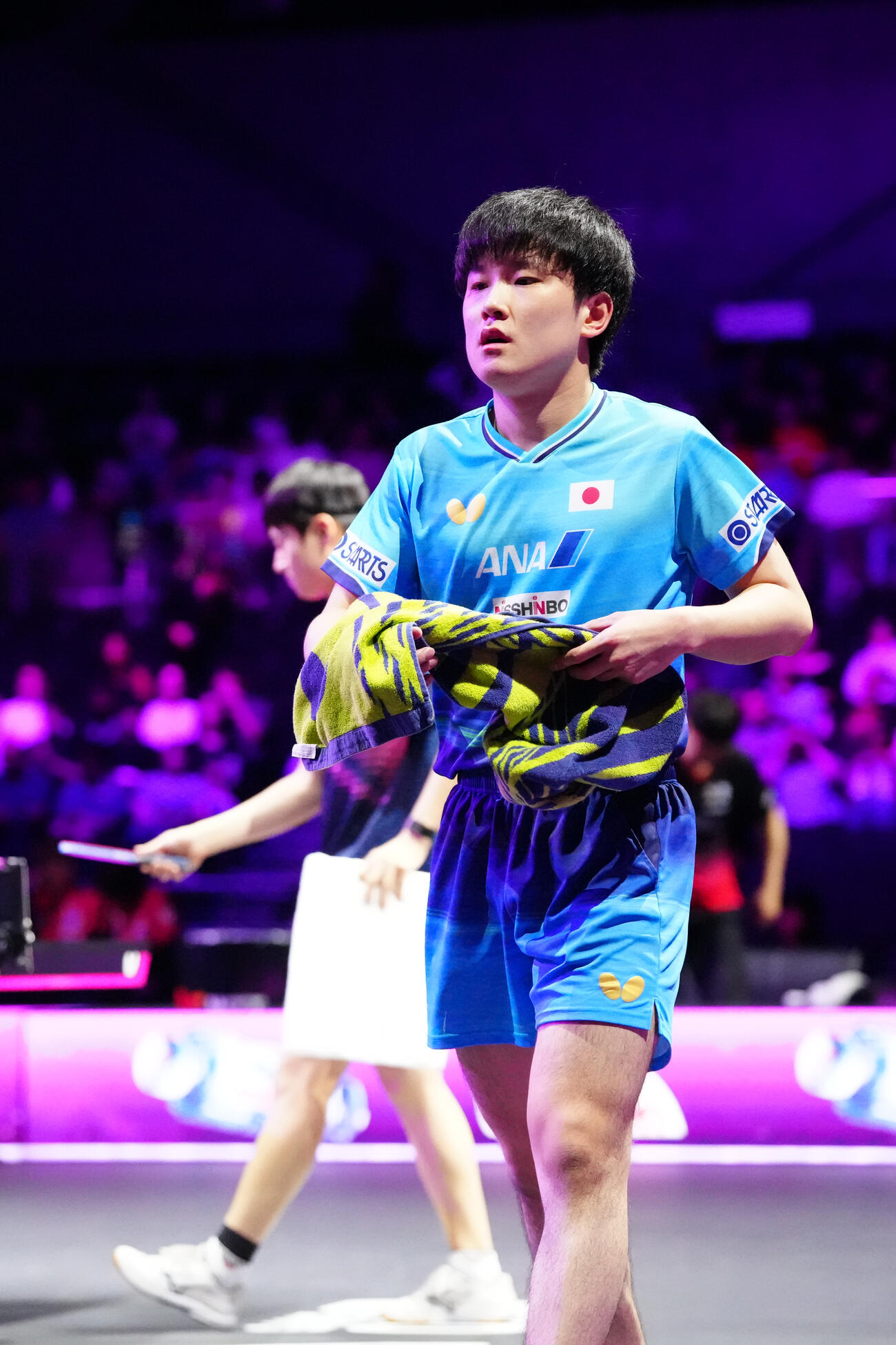 男子決勝の第1ゲームを韓国のオ・ジュンソン（後方）に奪われた張本智和（撮影・江口和貴）