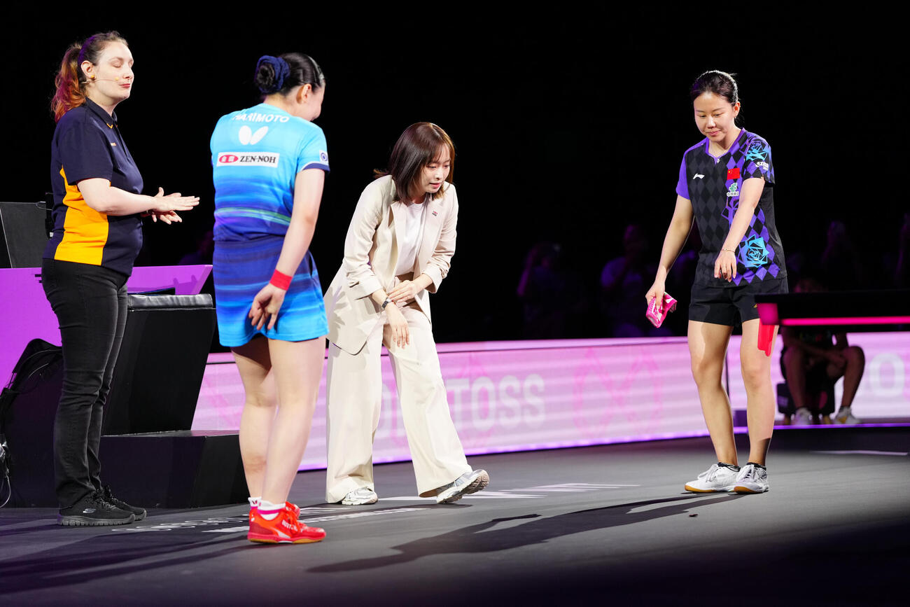 女子決勝でコイントスを行う石川佳純さん（中央右）（撮影・江口和貴）