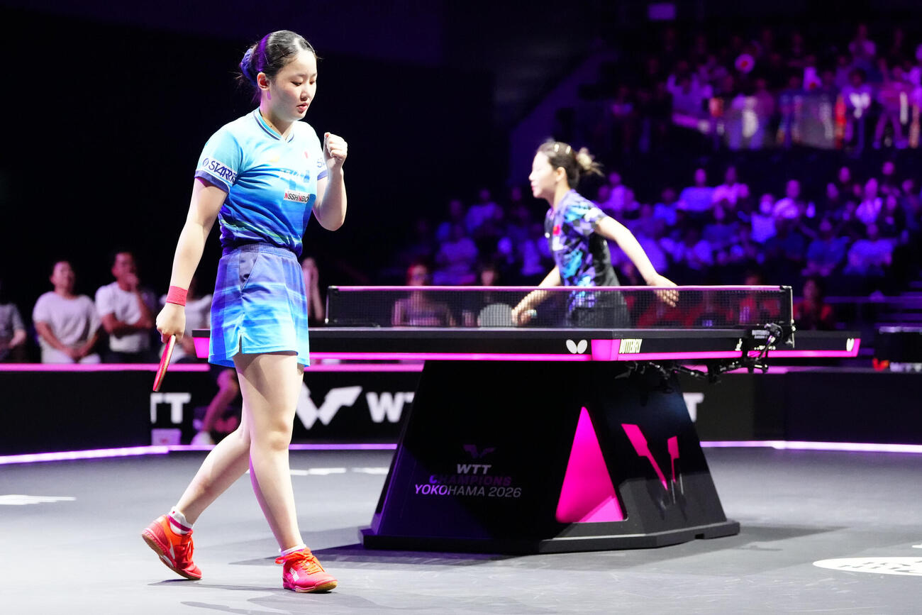 女子決勝第1ゲーム、陳幸同（後方）からポイントを奪う張本美和（撮影・江口和貴）