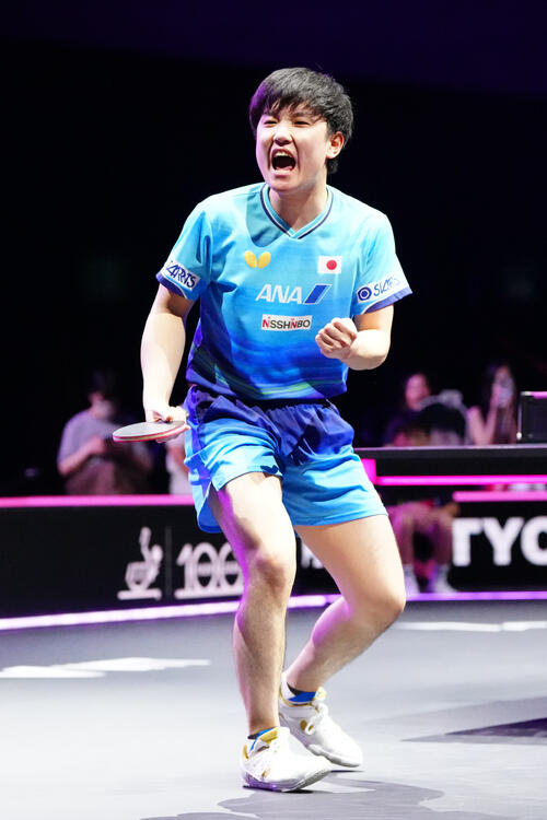 男子決勝 韓国のオ・ジュンソンから第3ゲームを奪い、ガッツポーズを見せる張本智和(撮影・江口和貴)
