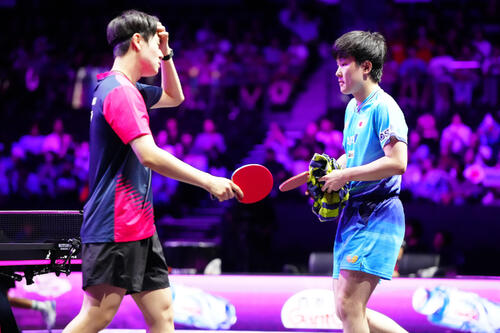 男子決勝 韓国のオ・ジュンソン(左)から第4ゲームを奪った張本智和(撮影・江口和貴)