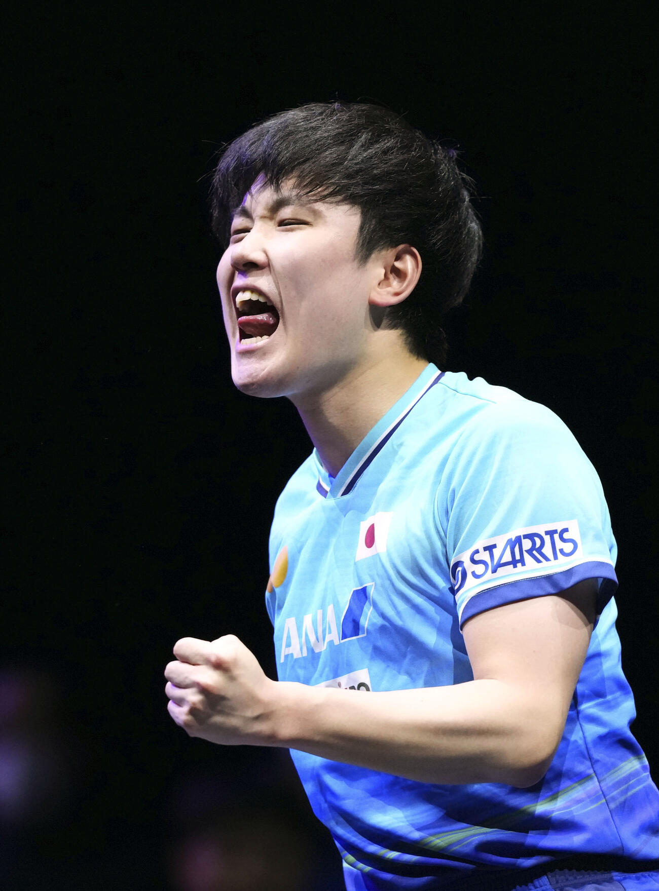 男子シングルス準々決勝でポイントを奪いガッツポーズする張本智和（共同）