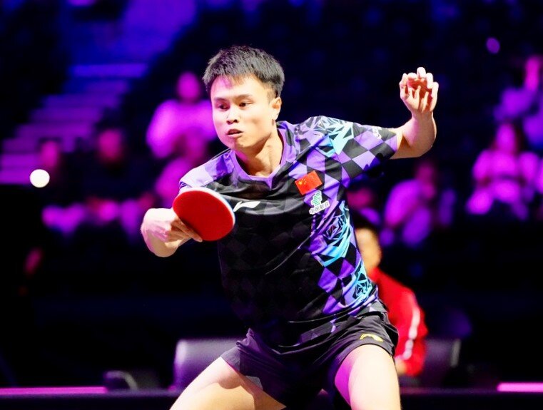 男子シングルス1回戦で松島輝空と対戦する中国の周啓豪（2026年8月4日撮影）