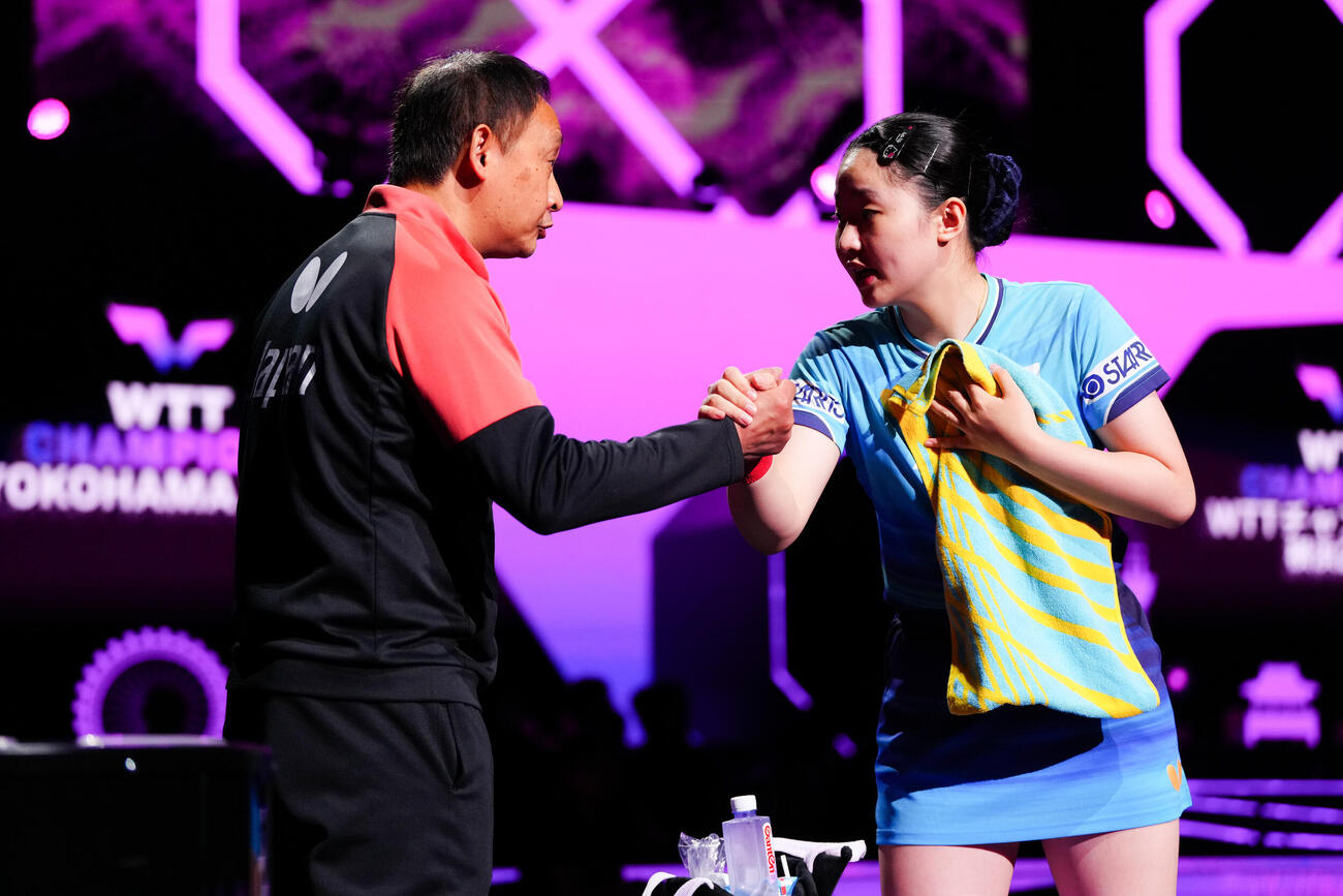 女子準決勝で王芸迪と対戦前、父の宇さん（左）と握手を交わす張本美和（撮影・江口和貴）
