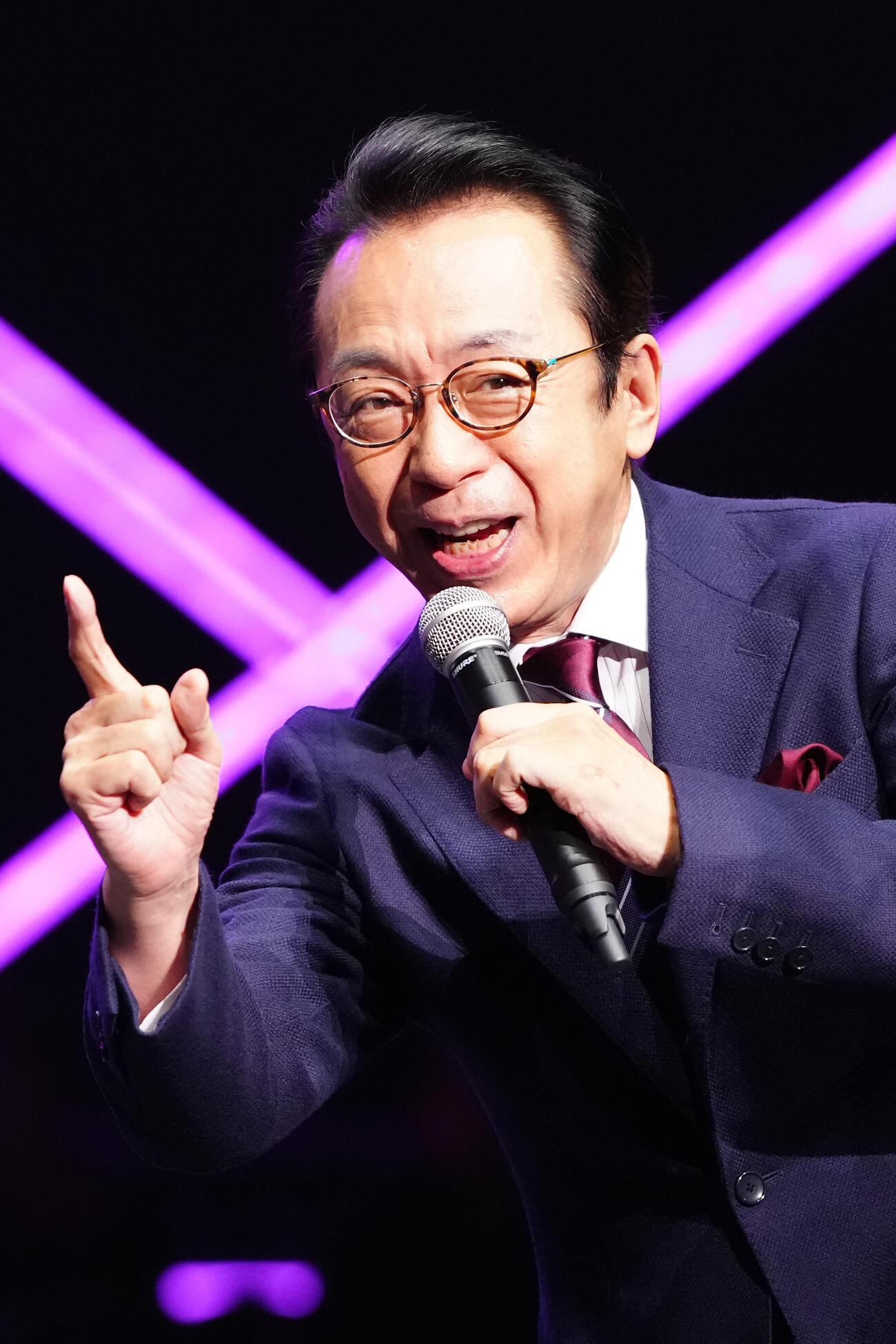 WTTチャンピオンズの試合前、会場を盛り上げるフリーアナウンサーの福澤朗氏（撮影・江口和貴）