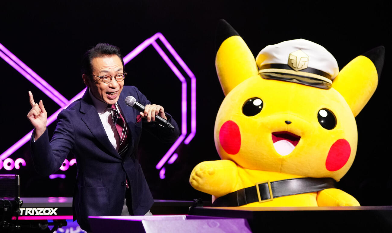 WTTチャンピオンズの試合前、会場を盛り上げるフリーアナウンサーの福澤朗氏（左）とキャプテンピカチュウ（撮影・江口和貴）