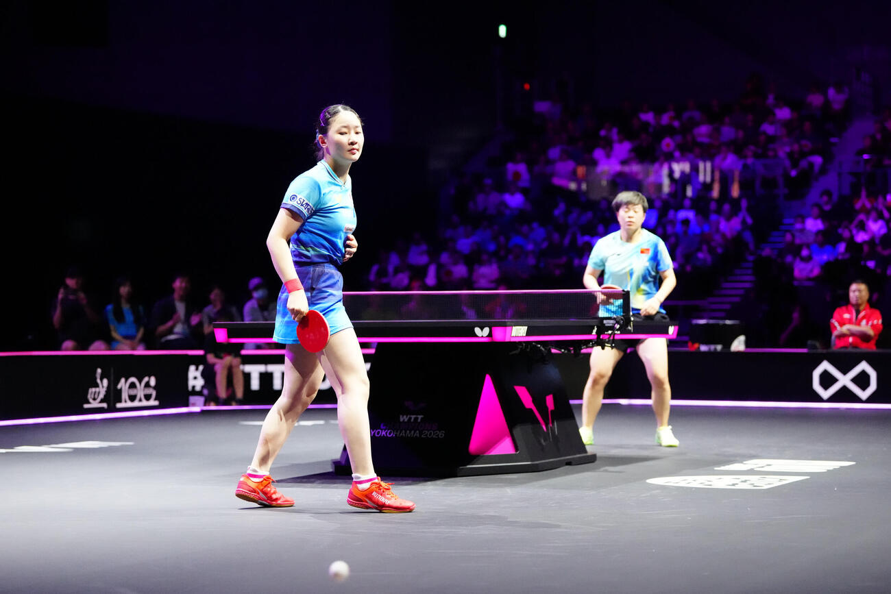 王芸迪（後方）と対戦する女子準決勝の第3ゲームを奪った張本美和（撮影・江口和貴）