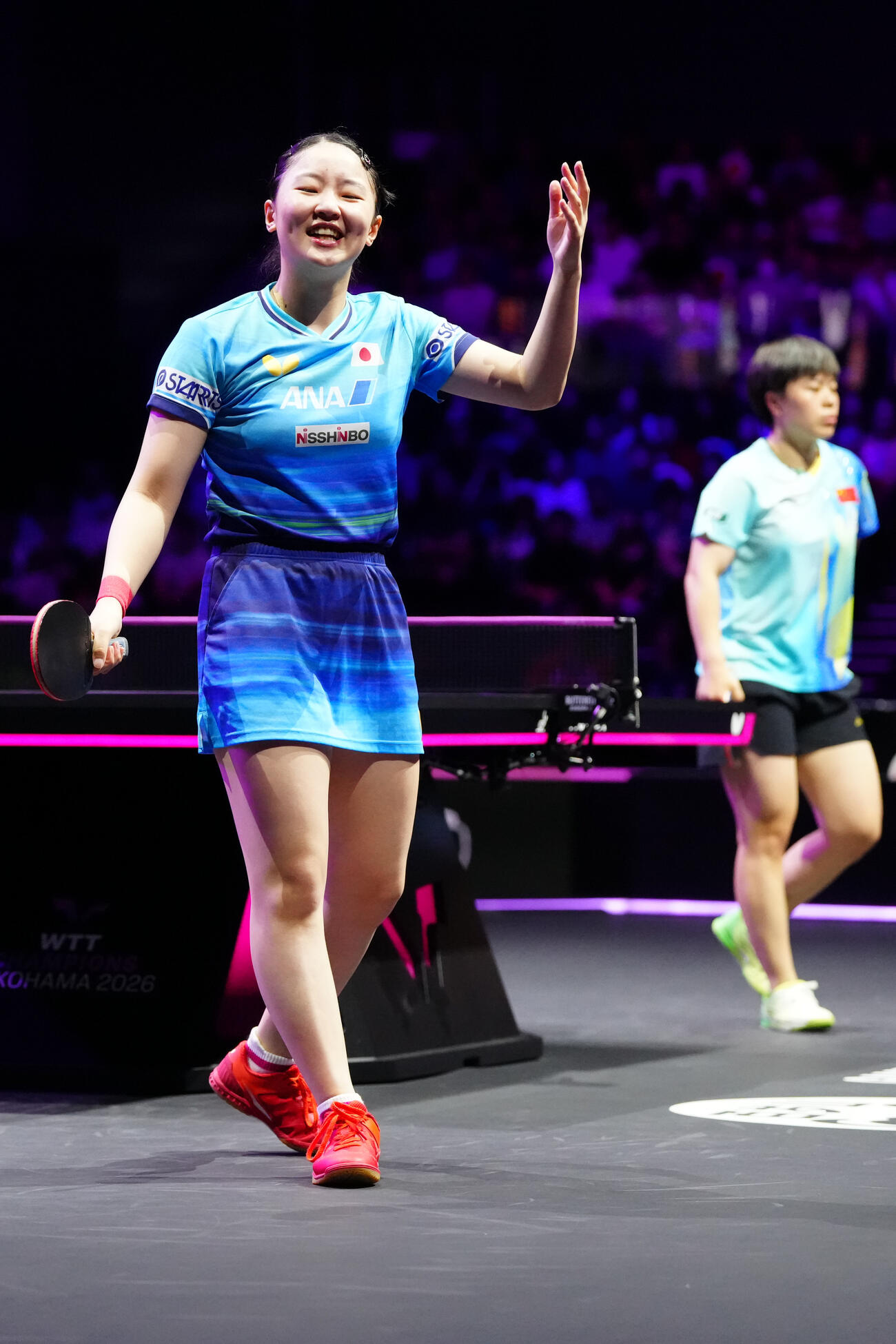 女子準決勝　第3ゲーム、王芸迪（右）にポイントを奪れた張本美和（撮影・江口和貴）