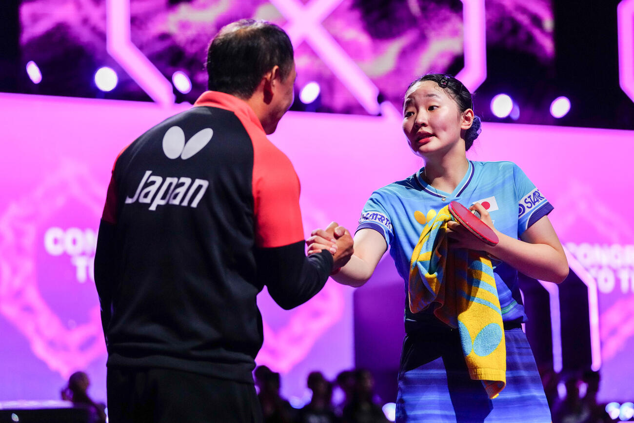 女子準決勝で王芸迪に勝利し、父の宇さん（左）と握手を交わす張本美和（撮影・江口和貴）