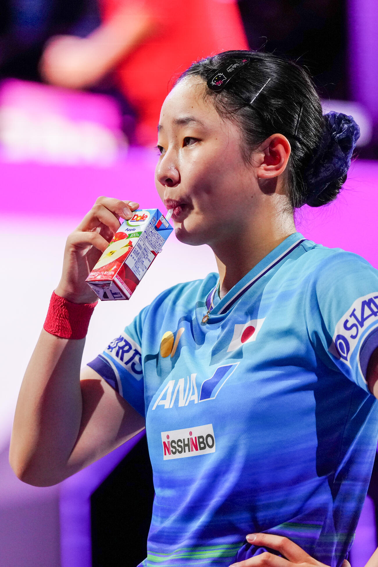王芸迪との女子準決勝の第1ゲーム終了後、リンゴジュースを飲む張本美和（撮影・江口和貴）