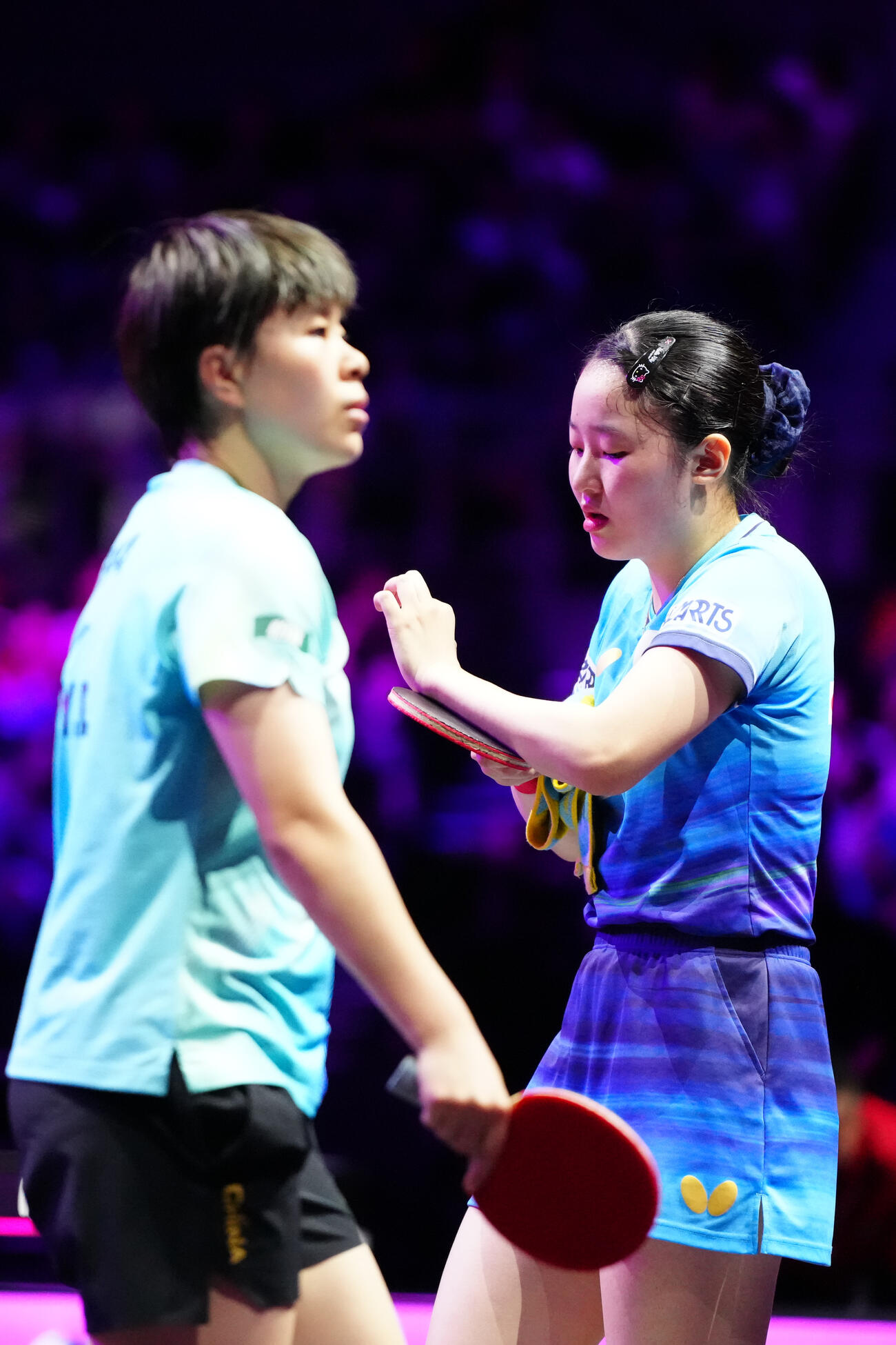 王芸迪（左）と対戦する女子準決勝の第4ゲームを奪った張本美和（撮影・江口和貴）