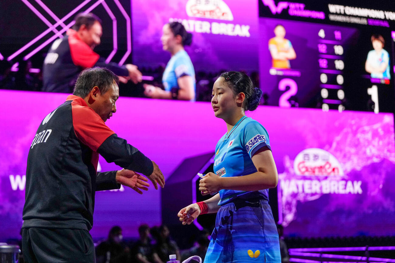 王芸迪と対戦する女子準決勝の第3ゲーム終了後、父の宇さん（左）と言葉を交わす張本美和（撮影・江口和貴）