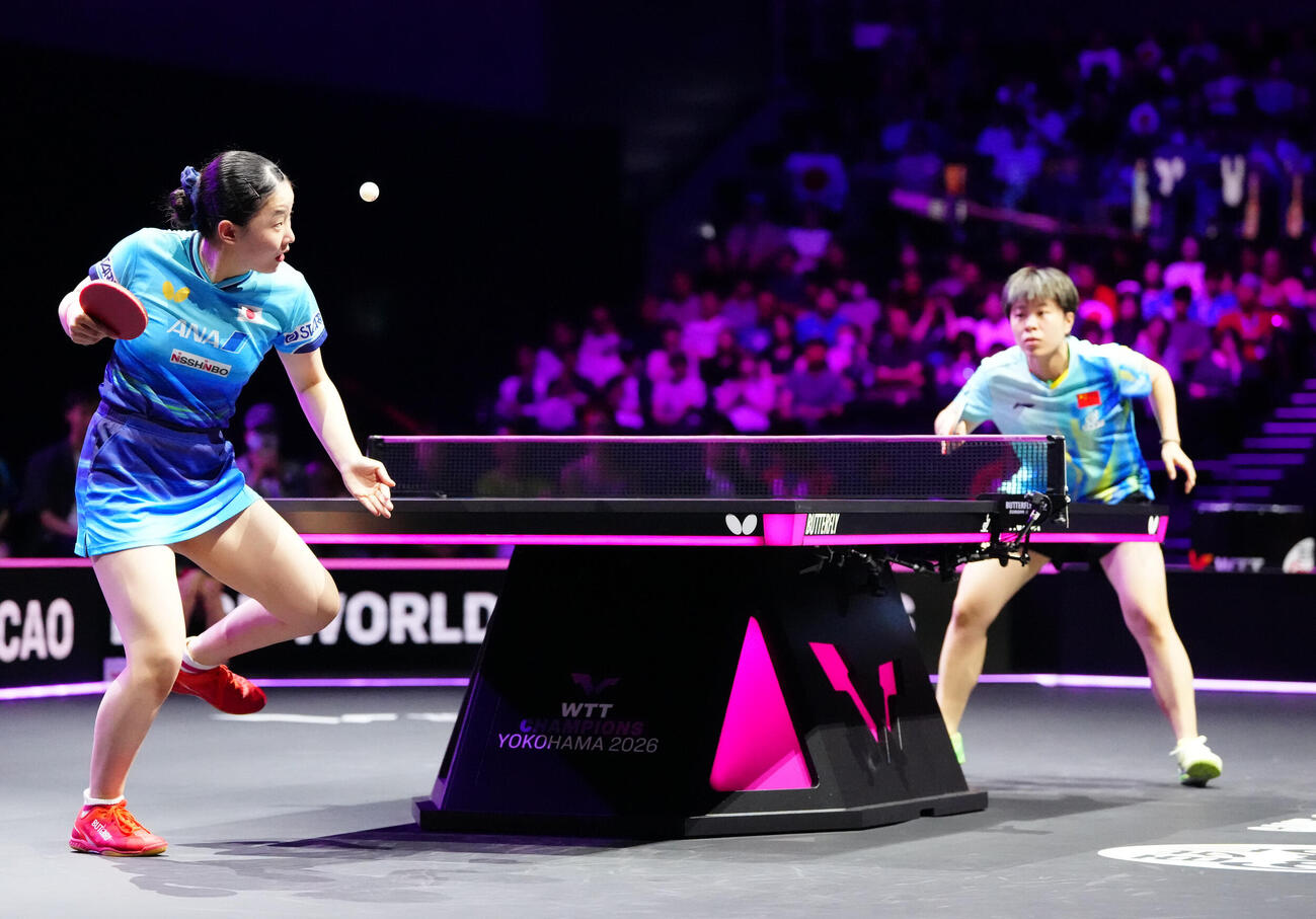 王芸迪（右）と対戦する女子準決勝の第3ゲーム、サーブを放つ張本美和（撮影・江口和貴）