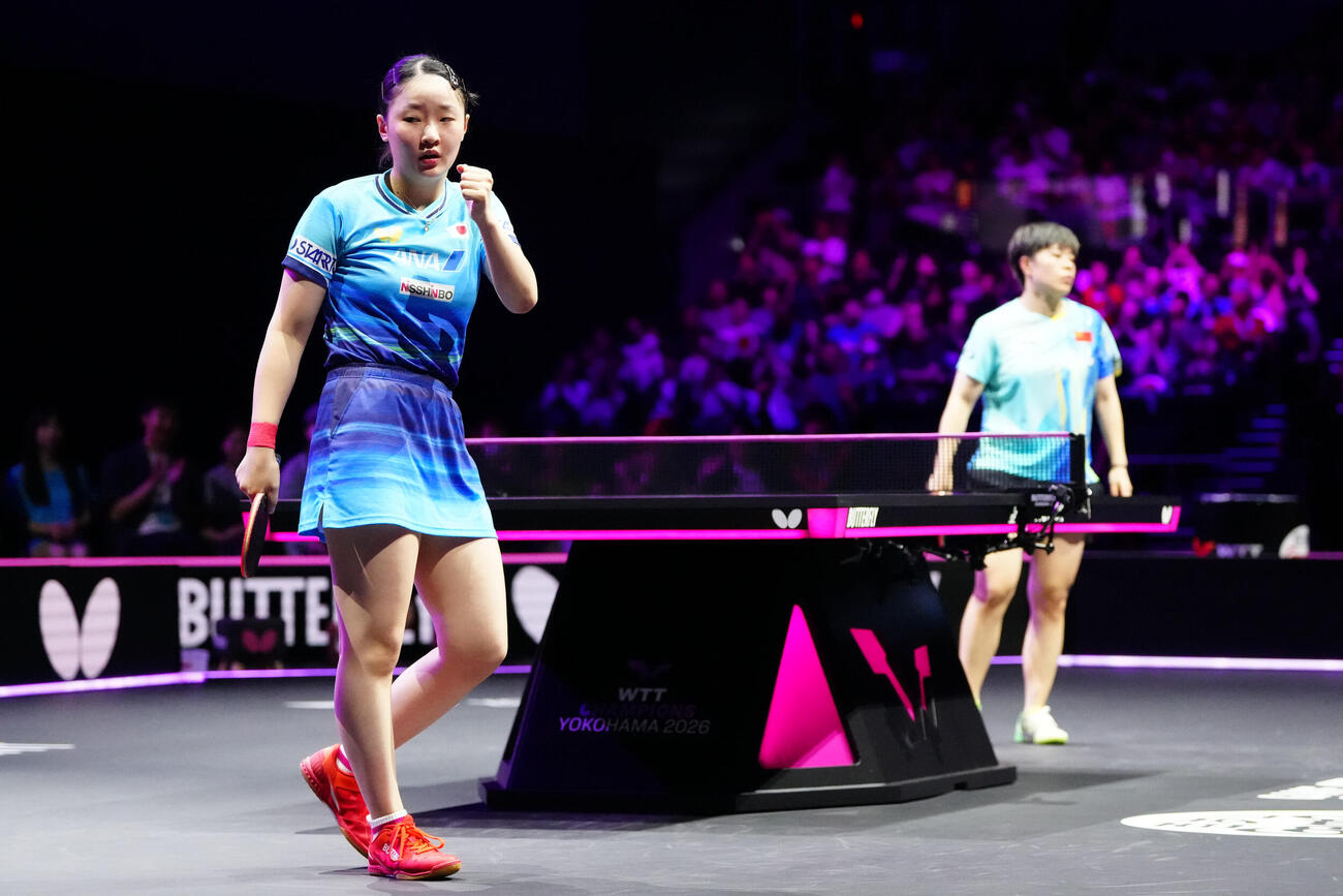王芸迪（右）と対戦する女子準決勝の第5ゲーム、ポイントを奪いガッツポーズを見せる張本美和（撮影・江口和貴）