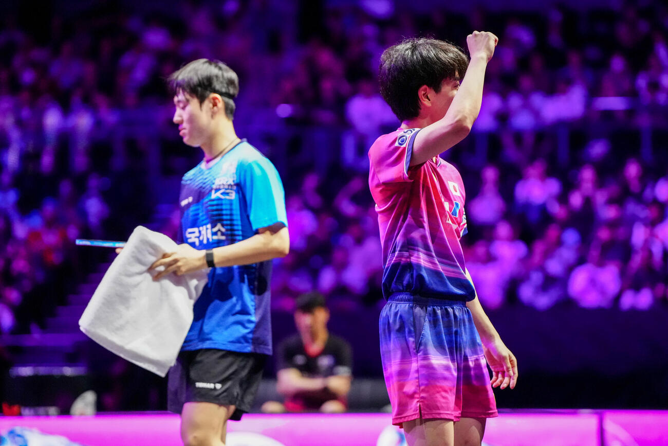 韓国のオ・ジュンソン（左）と対戦する男子準決勝の第3ゲームを奪った篠塚大登（撮影・江口和貴）