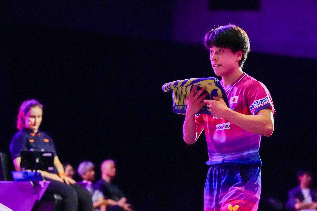 韓国のオ・ジュンソンと対戦する男子準決勝の第2ゲームを奪われた篠塚大登（撮影・江口和貴）