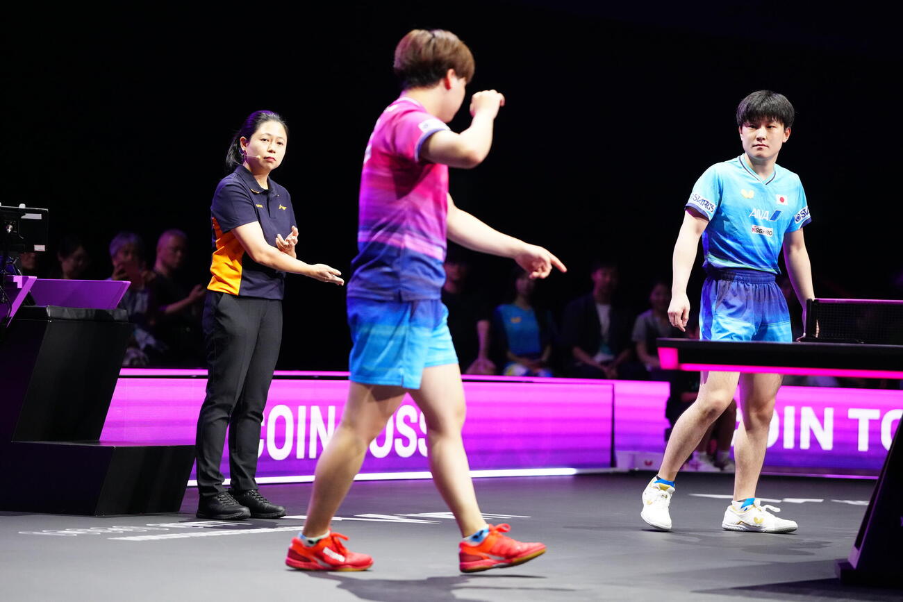 男子準決勝の試合開始前、コイントスに臨む張本智和（右）と松島輝空（中央）（撮影・江口和貴）