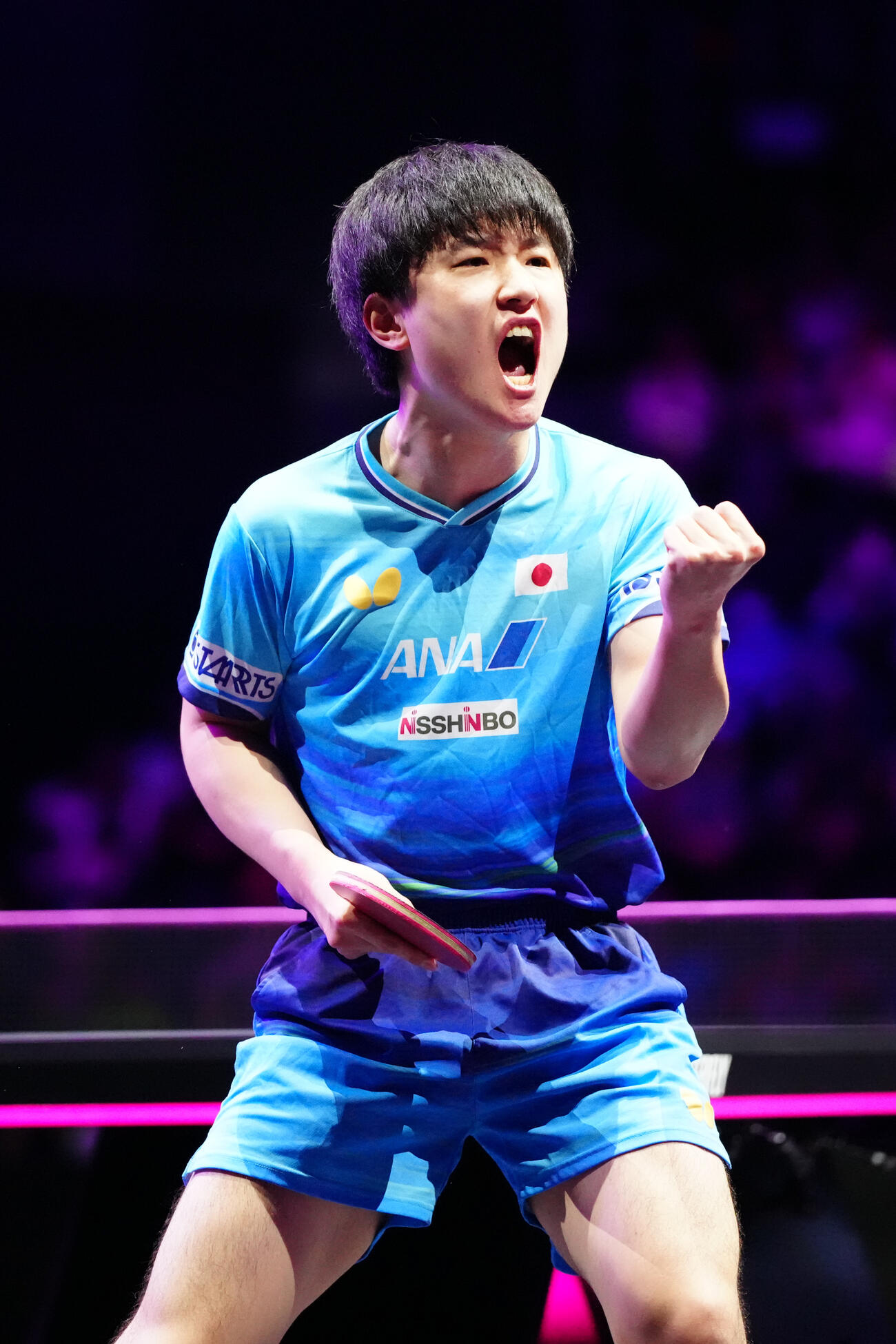 男子準決勝で松島輝空から第2ゲームを奪い、ガッツポーズを見せる張本智和（撮影・江口和貴）
