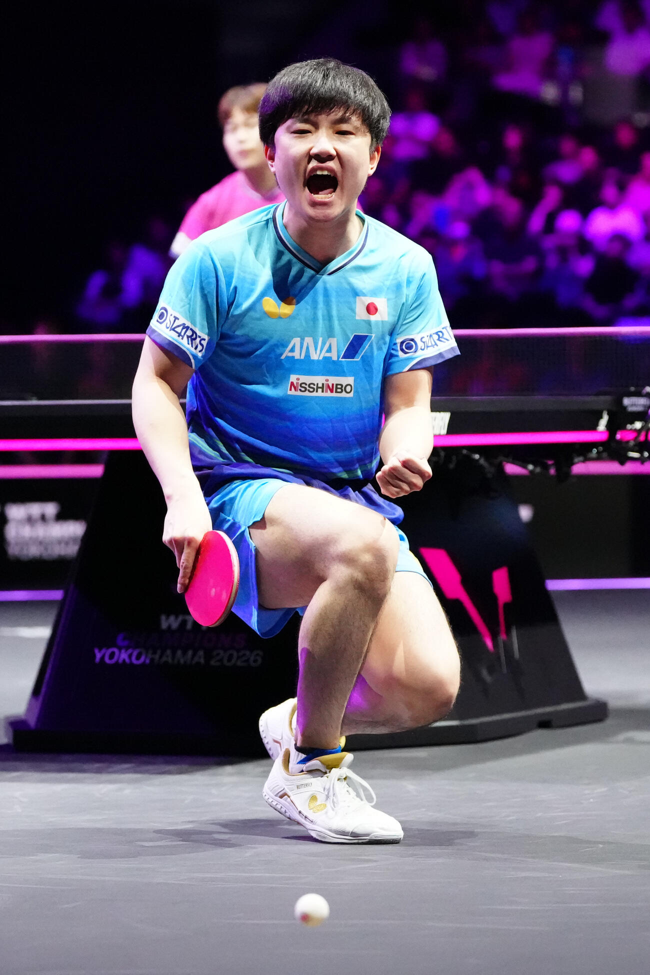 男子準決勝の第4ゲーム、松島輝空（後方）からポイントを奪い、ガッツポーズを見せる張本智和（撮影・江口和貴）