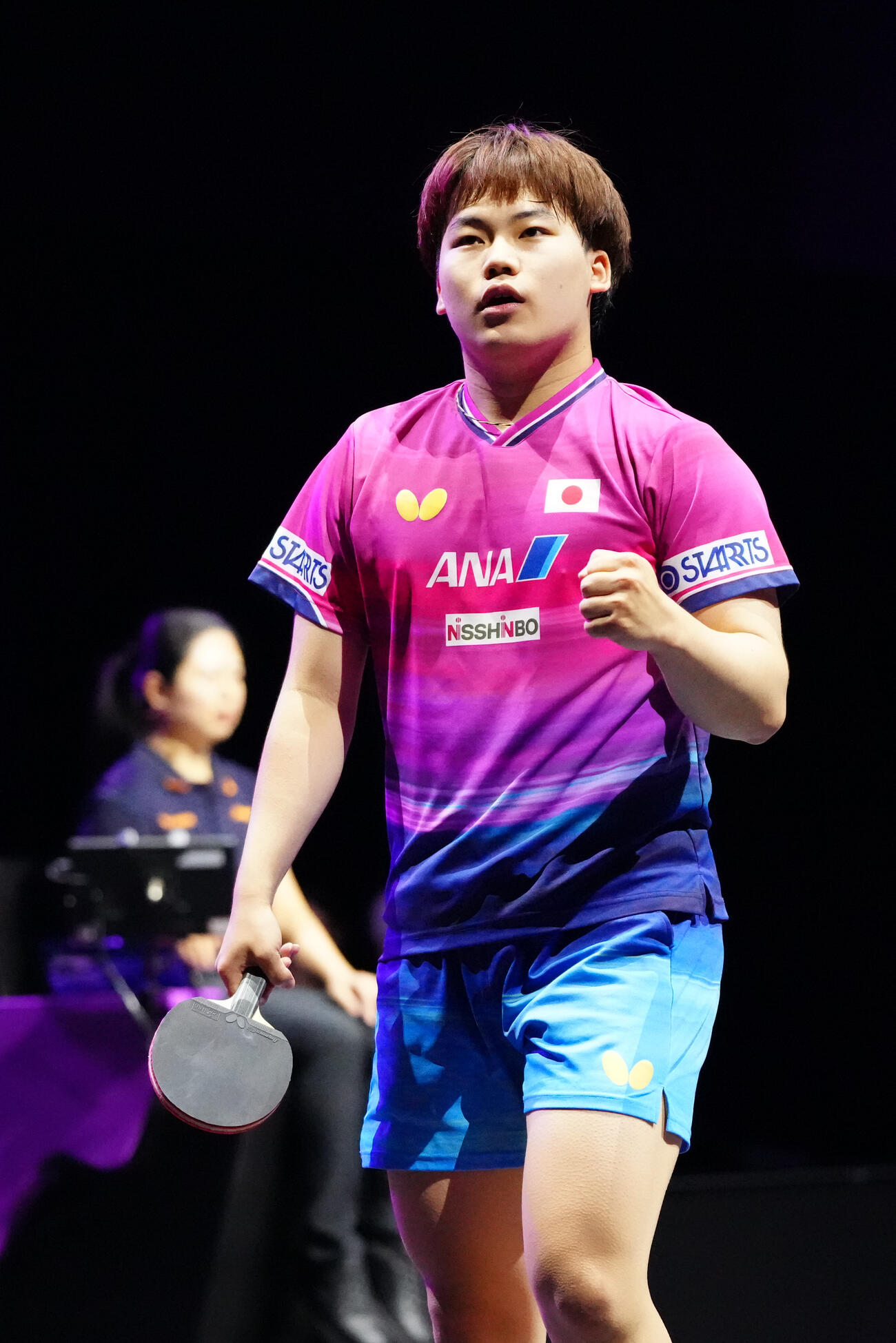 男子準決勝の第3ゲーム、張本智和からポイントを奪いガッツポーズの松島輝空（撮影・江口和貴）