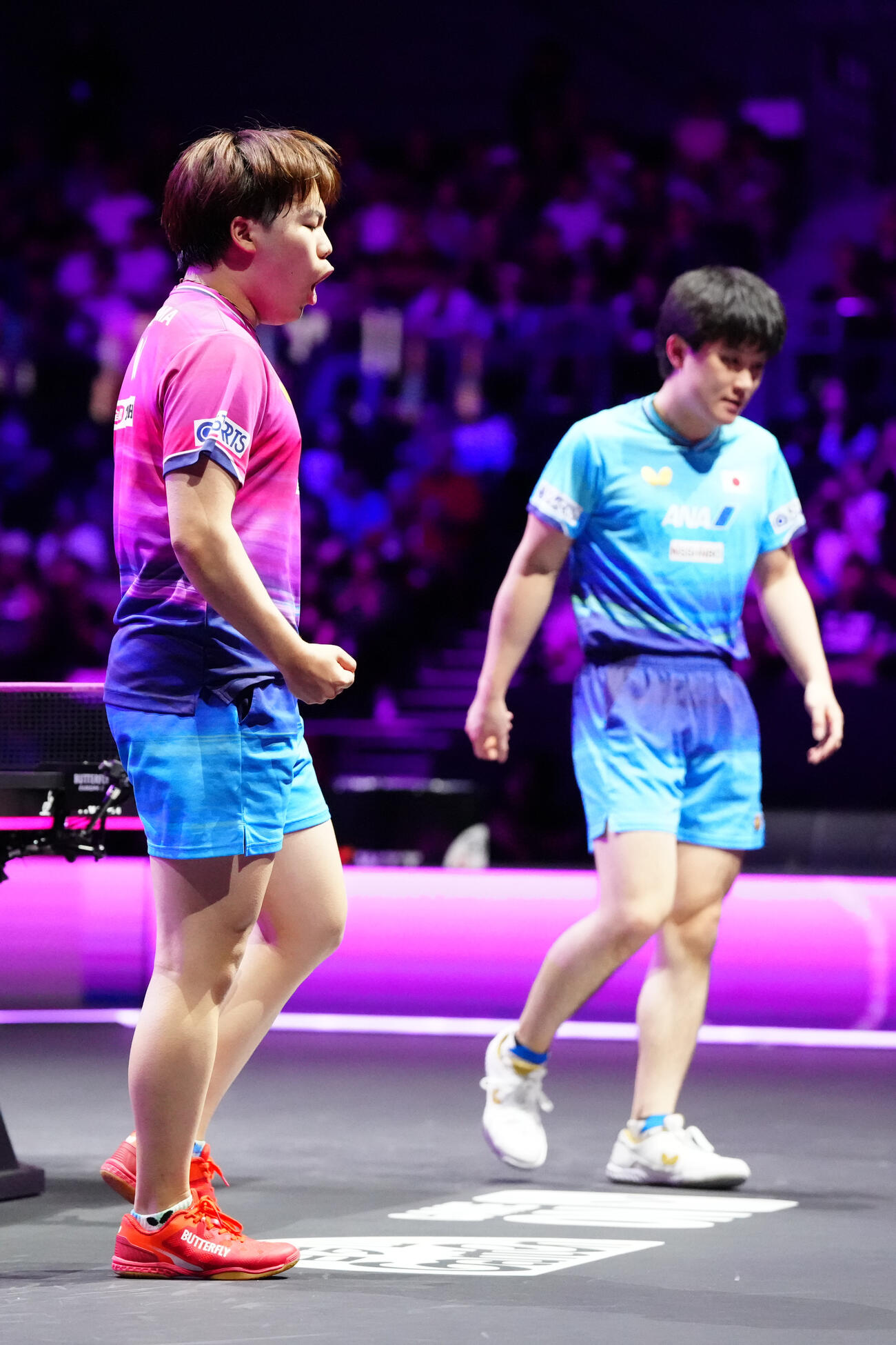 男子準決勝　張本智和（右）から第3ゲームを奪った松島輝空（撮影・江口和貴）