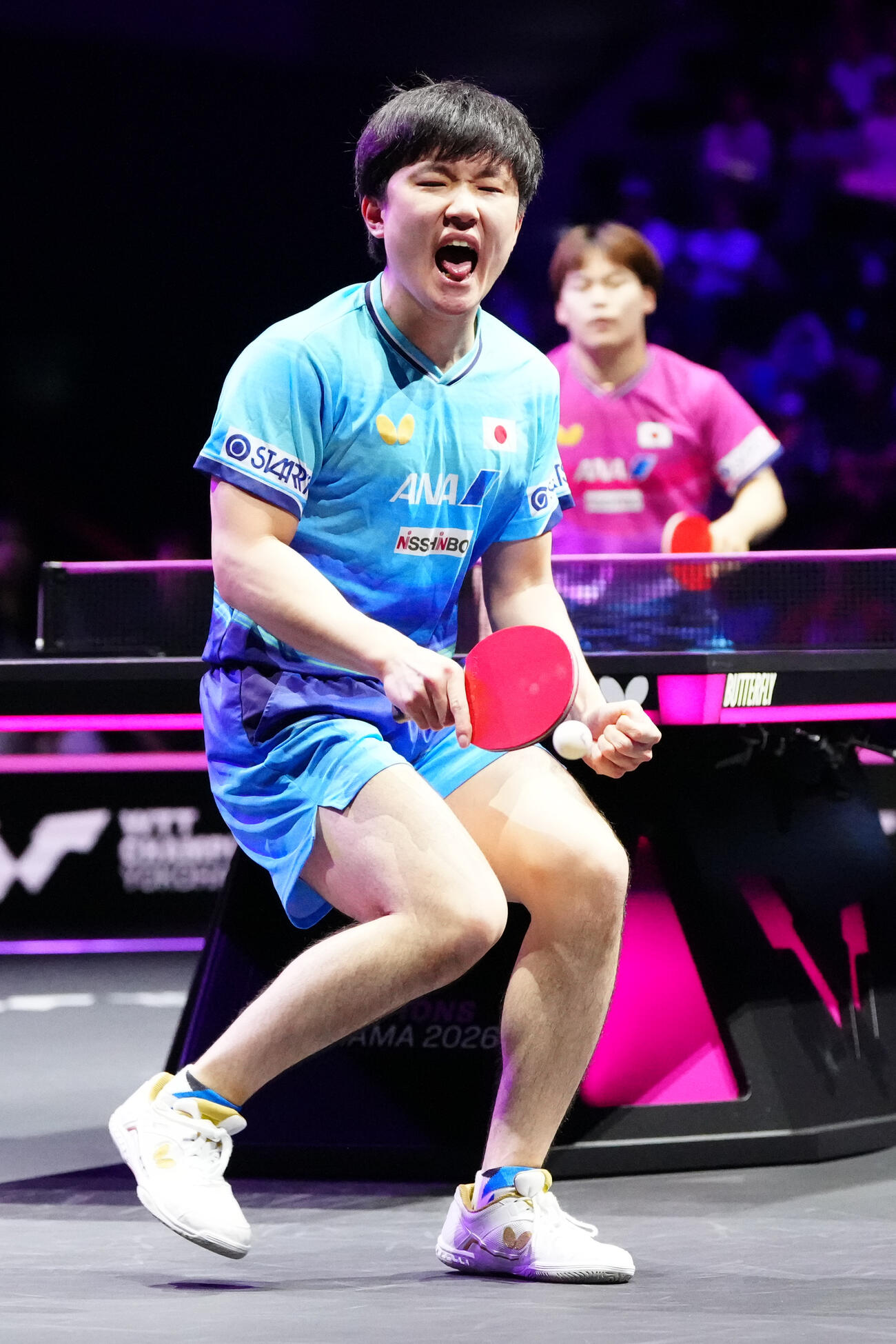 男子準決勝の第4ゲーム、松島輝空（後方）からポイントを奪い、ガッツポーズを見せる張本智和（撮影・江口和貴）
