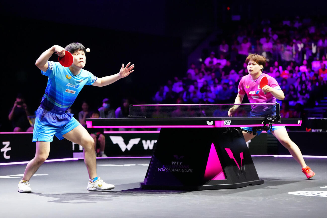 男子準決勝と対戦する張本智和（左）と松島輝空（撮影・江口和貴）