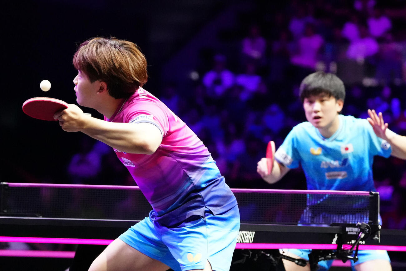 男子準決勝で張本智和（右）と対戦する松島輝空（撮影・江口和貴）
