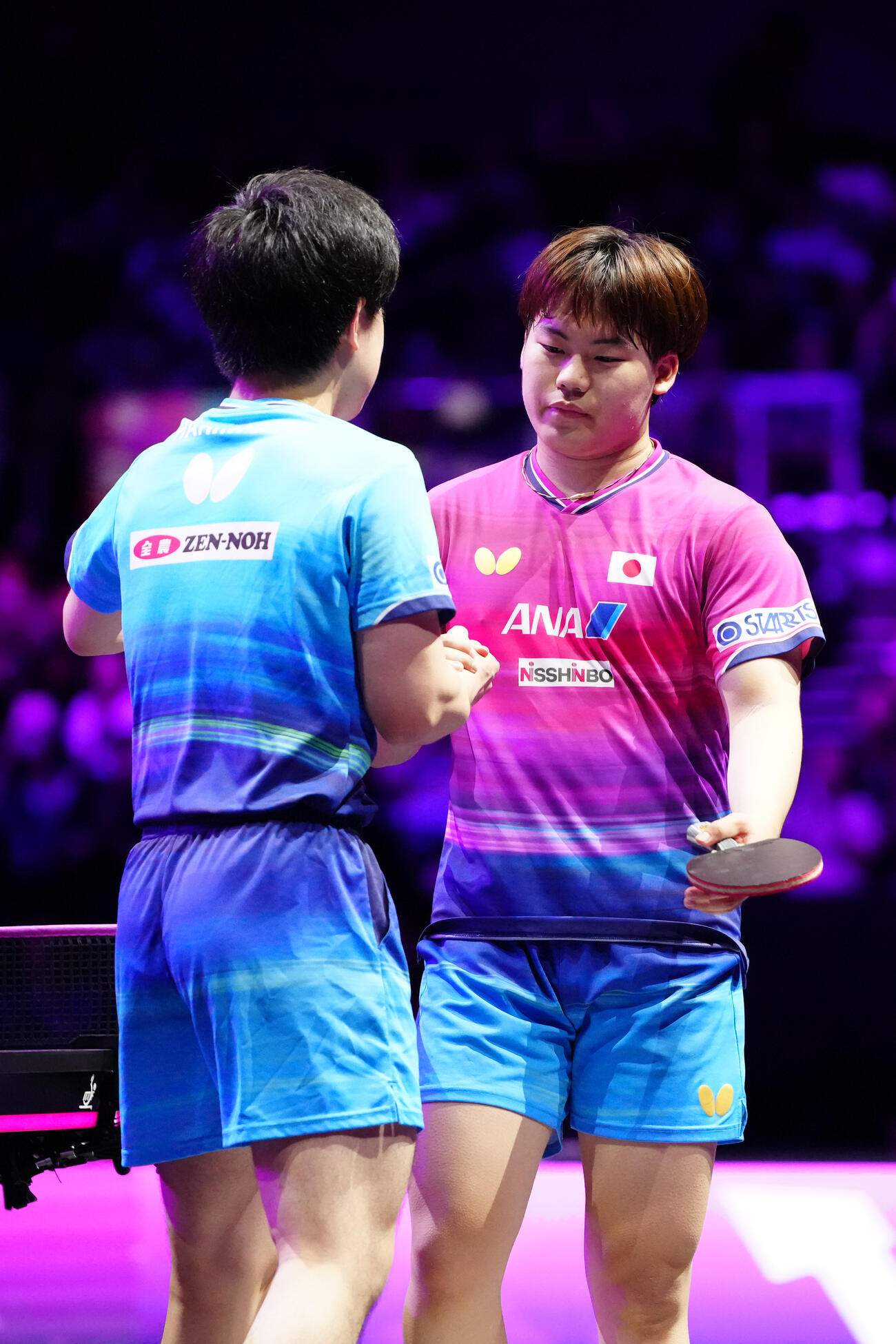 男子準決勝で張本智和（左）に敗れ、あいさつする松島輝空（撮影・江口和貴）