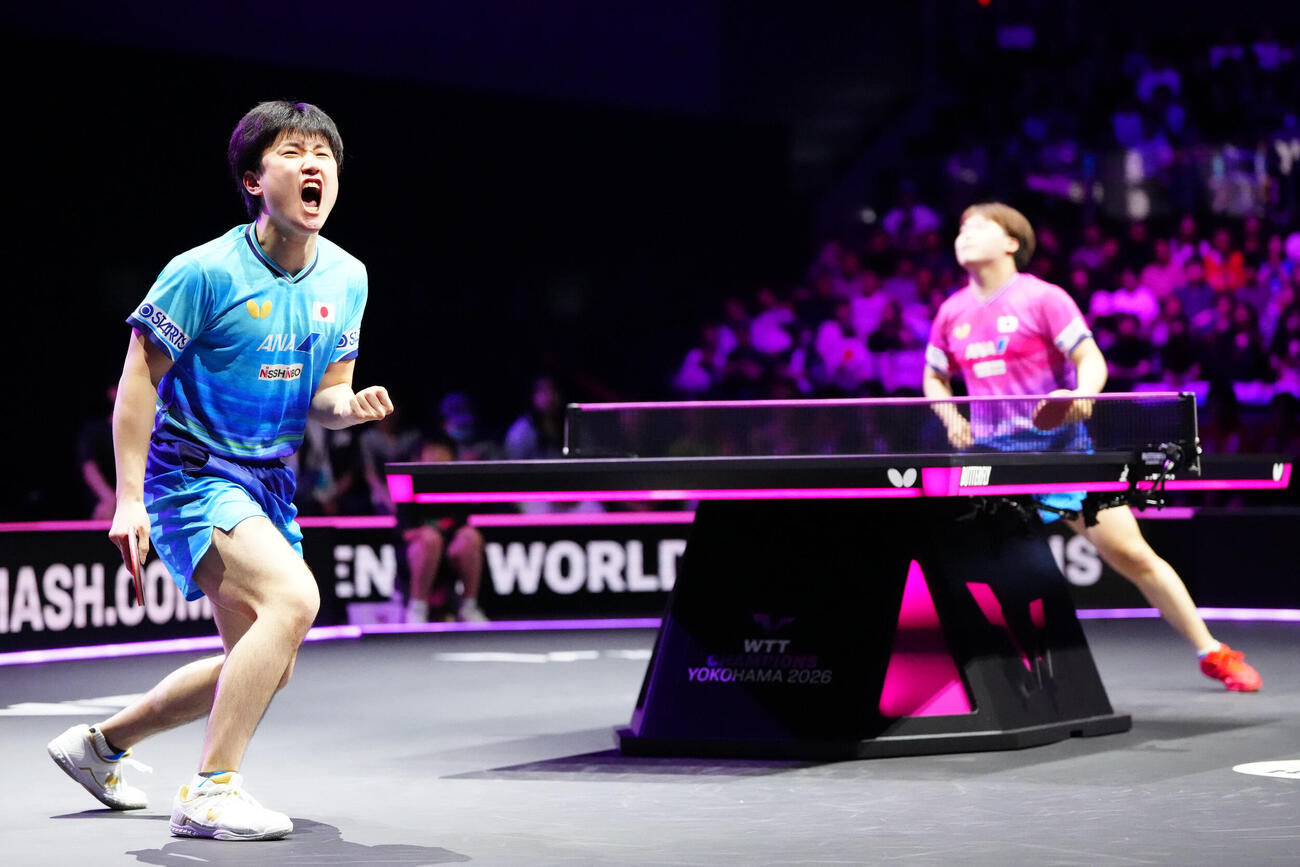 男子準決勝の第6ゲーム、松島輝空（後方）からポイントを奪い、ガッツポーズを見せる張本智和（撮影・江口和貴）