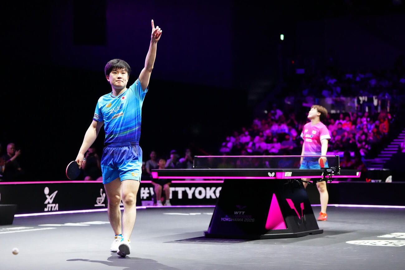 男子準決勝で松島輝空（右）に勝利した張本智和（撮影・江口和貴）