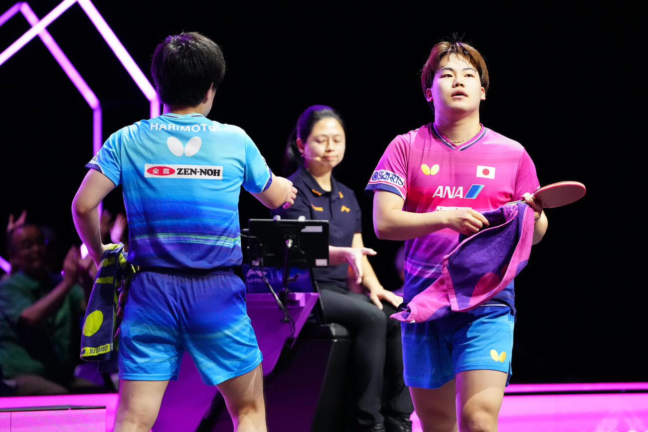 男子準決勝で張本智和（左）に敗れた松島輝空（撮影・江口和貴）