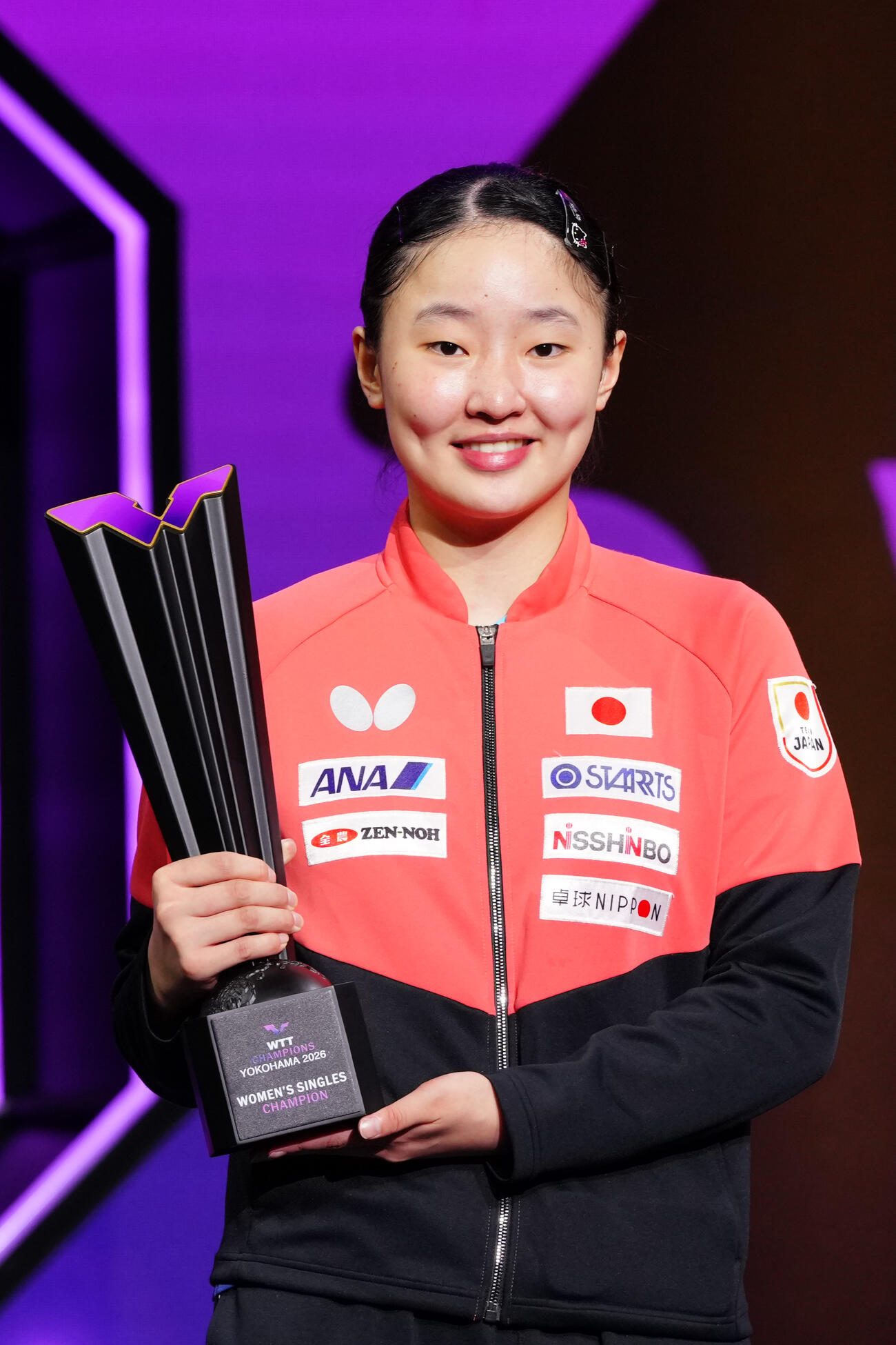 女子シングルスで優勝し、トロフィーを手にする張本美和（撮影・江口和貴）