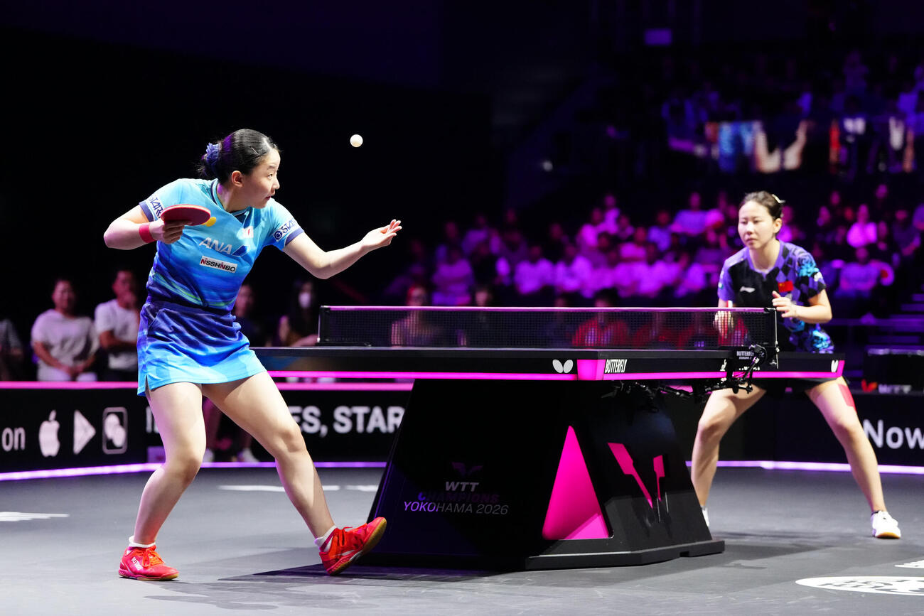 女子決勝で陳幸同（右）と対戦する張本美和（撮影・江口和貴）