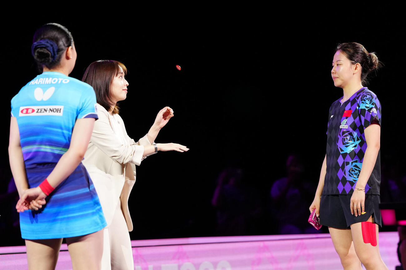 女子決勝でコイントスを行う石川佳純さん（中央）（撮影・江口和貴）