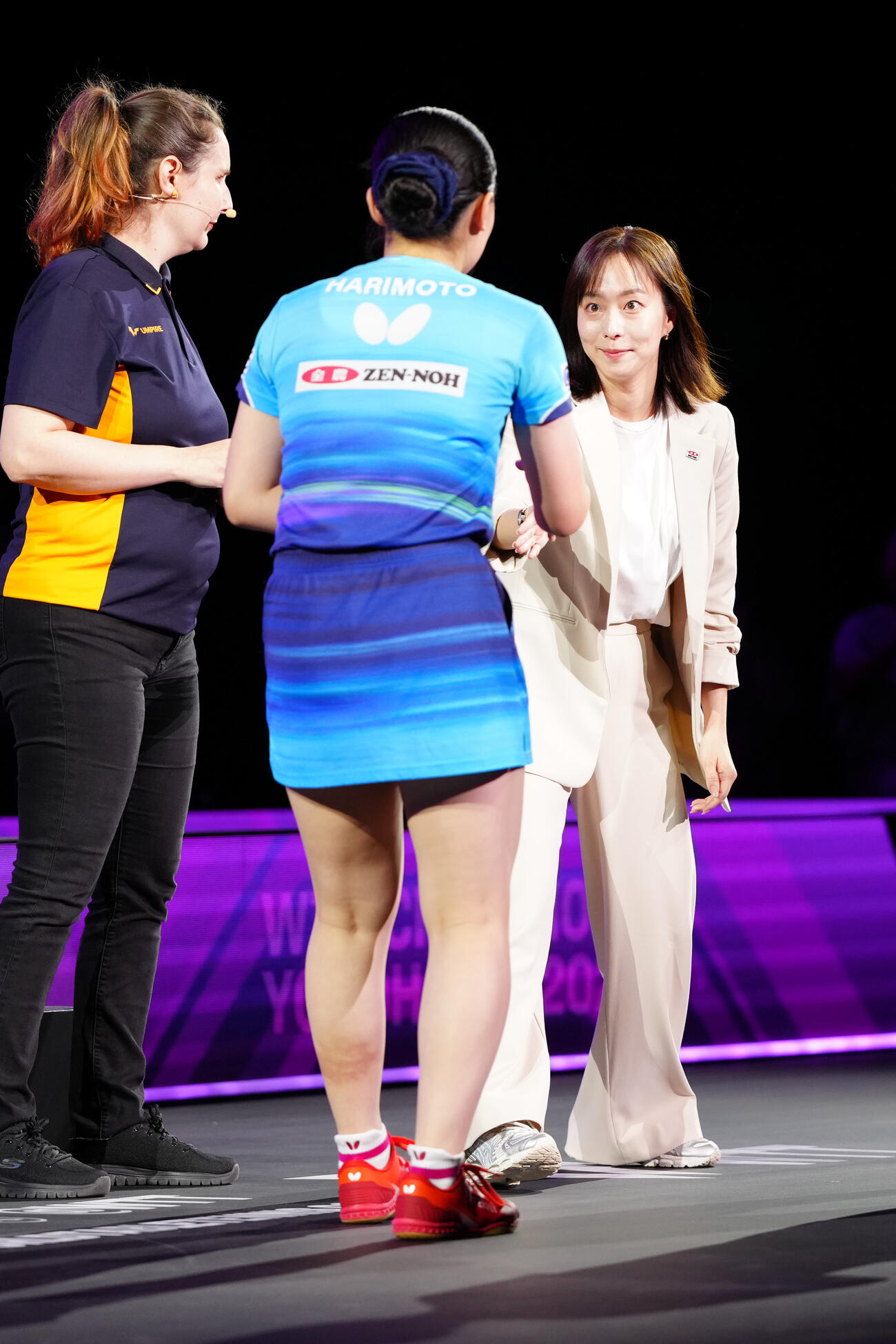 女子決勝でコイントスを行う石川佳純さん（右）（撮影・江口和貴）
