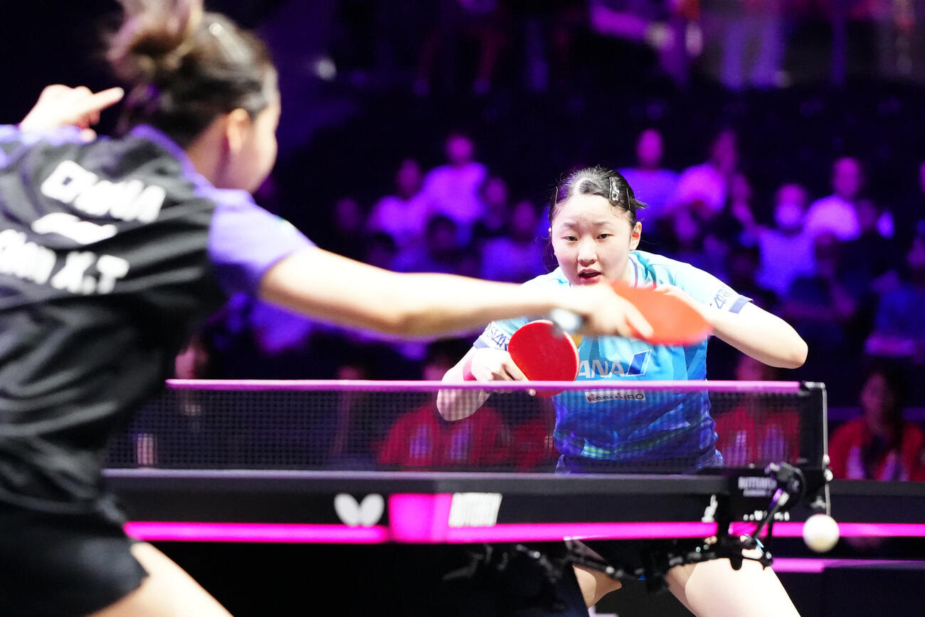 女子決勝　第2ゲーム、陳幸同（手前）からポイントを奪う張本美和（撮影・江口和貴）