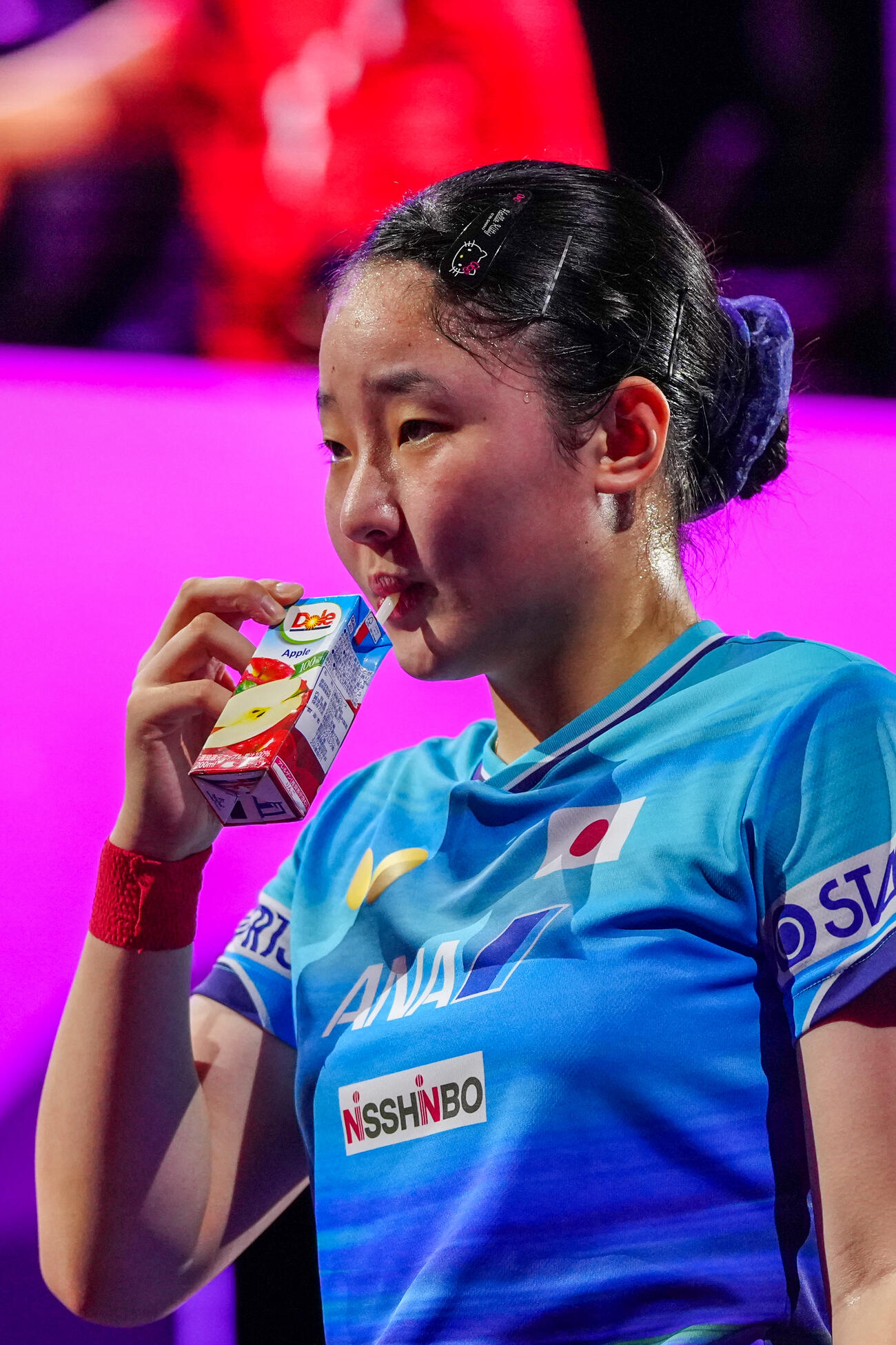 女子決勝　第3ゲーム、タイムアウト中、リンゴジュースを飲む張本美和（撮影・江口和貴）