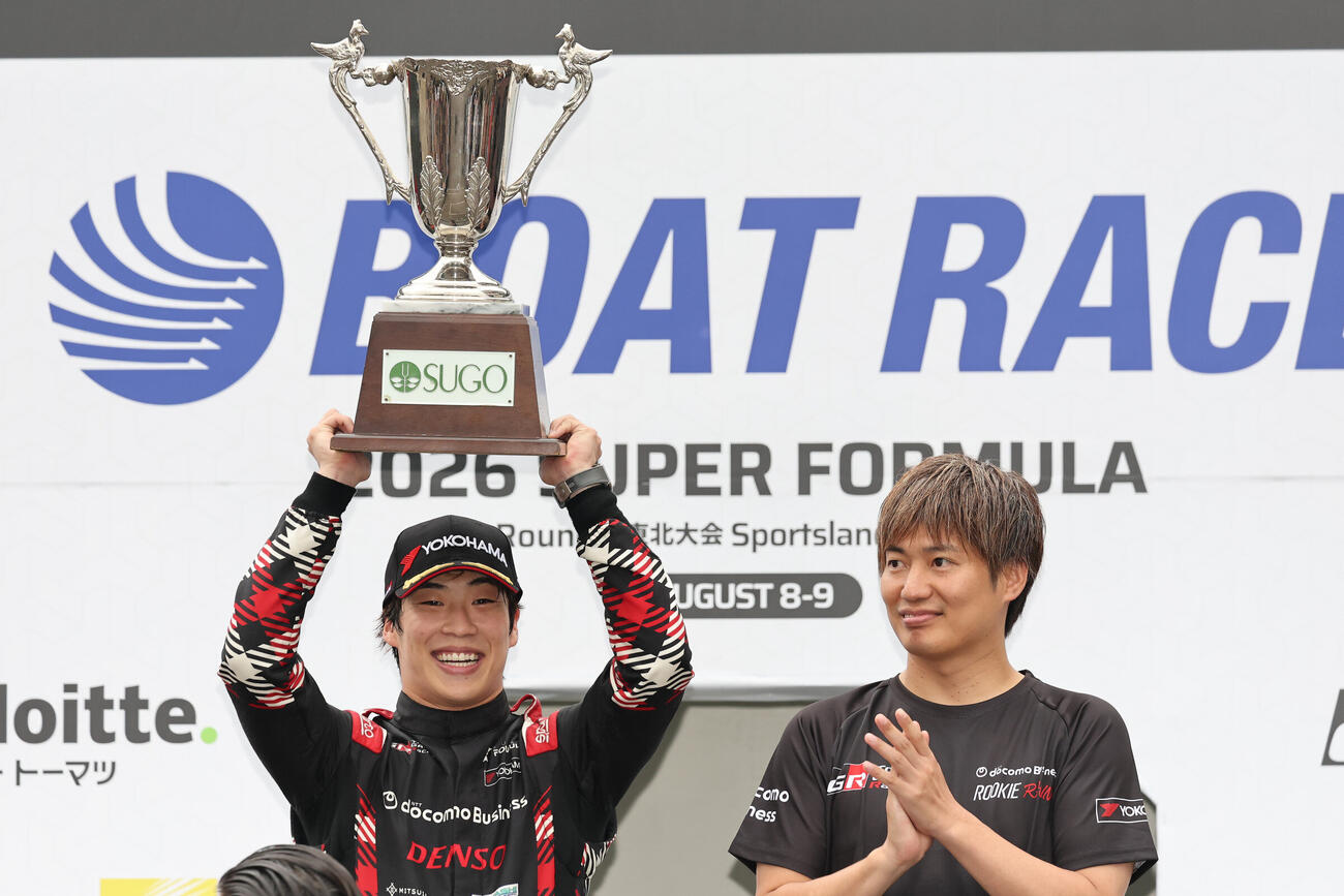 優勝カップを掲げる福住仁嶺、大嶋和也ガーディアン（左から＝JRP提供）