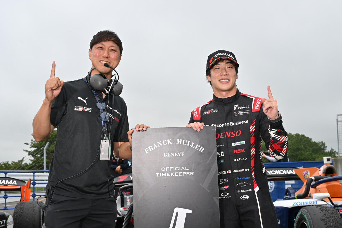 優勝した福住仁嶺と石浦宏明監督（右から＝JRP提供）