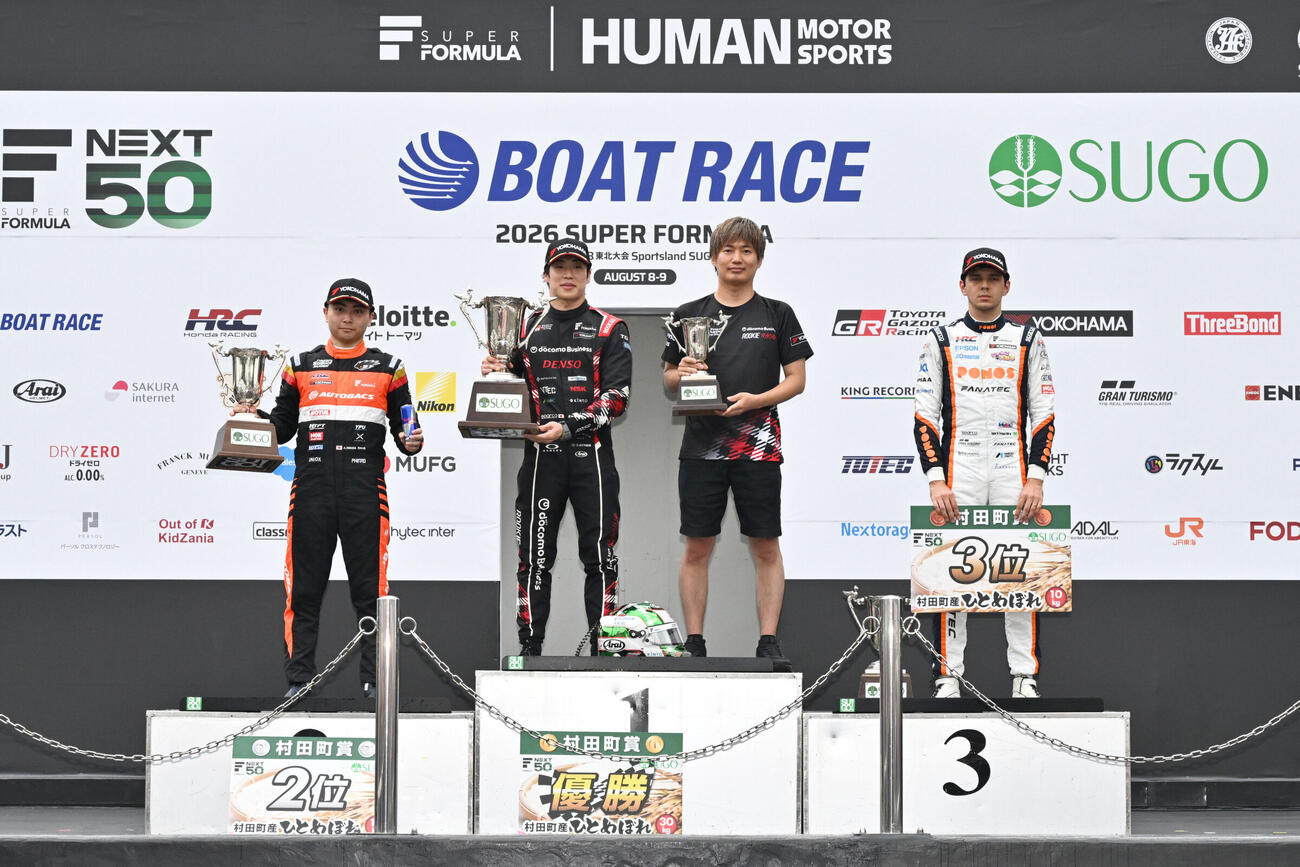 表彰台に上がる2位岩佐歩夢、優勝の福住仁嶺、大嶋和也ガーディアン、3位イゴール・オオムラ・フラガ（左から＝JRP提供）