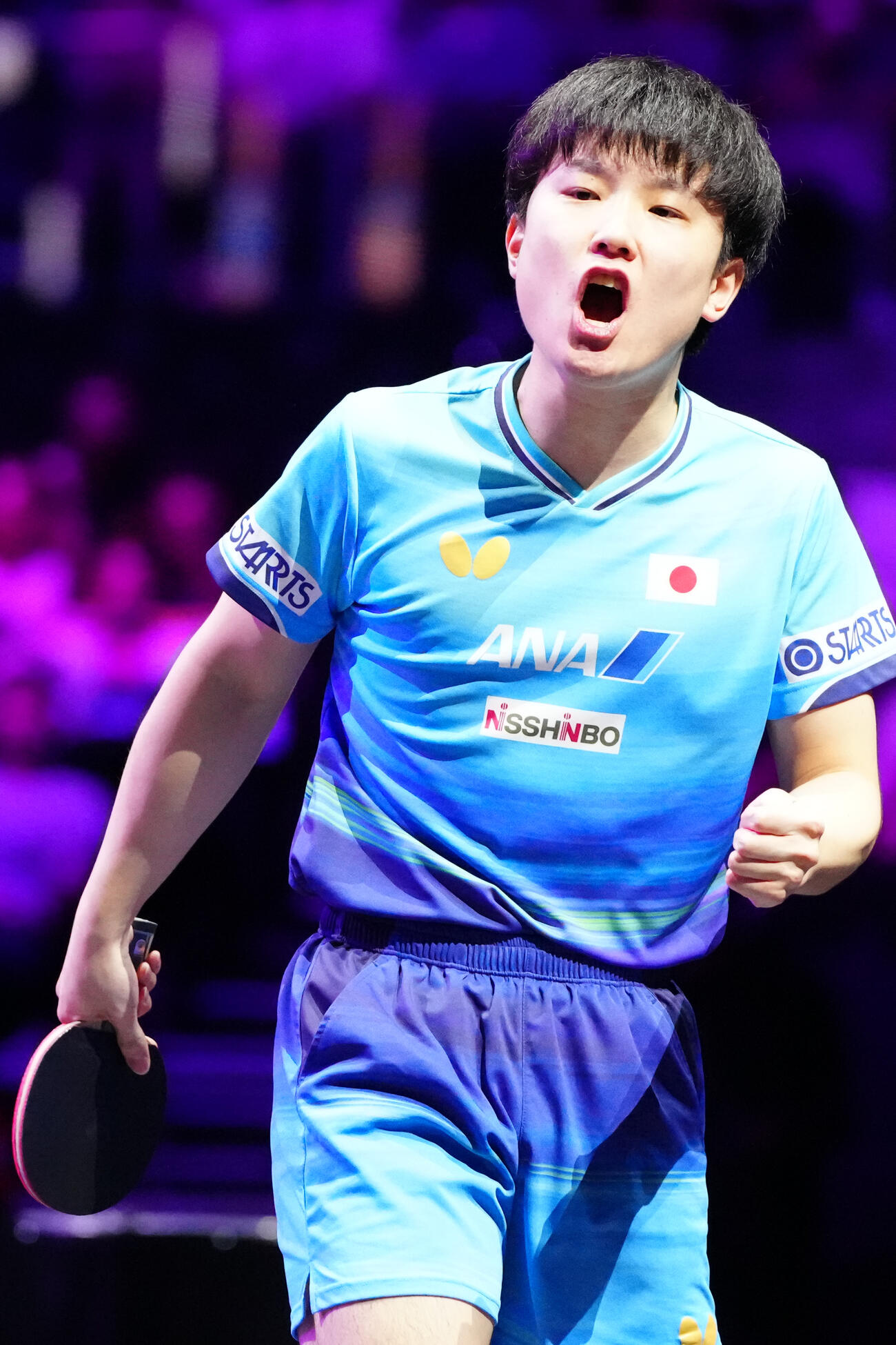 男子決勝の第2ゲーム、韓国のオ・ジュンソンからポイントを奪い、ガッツポーズを見せる張本智和（撮影・江口和貴）