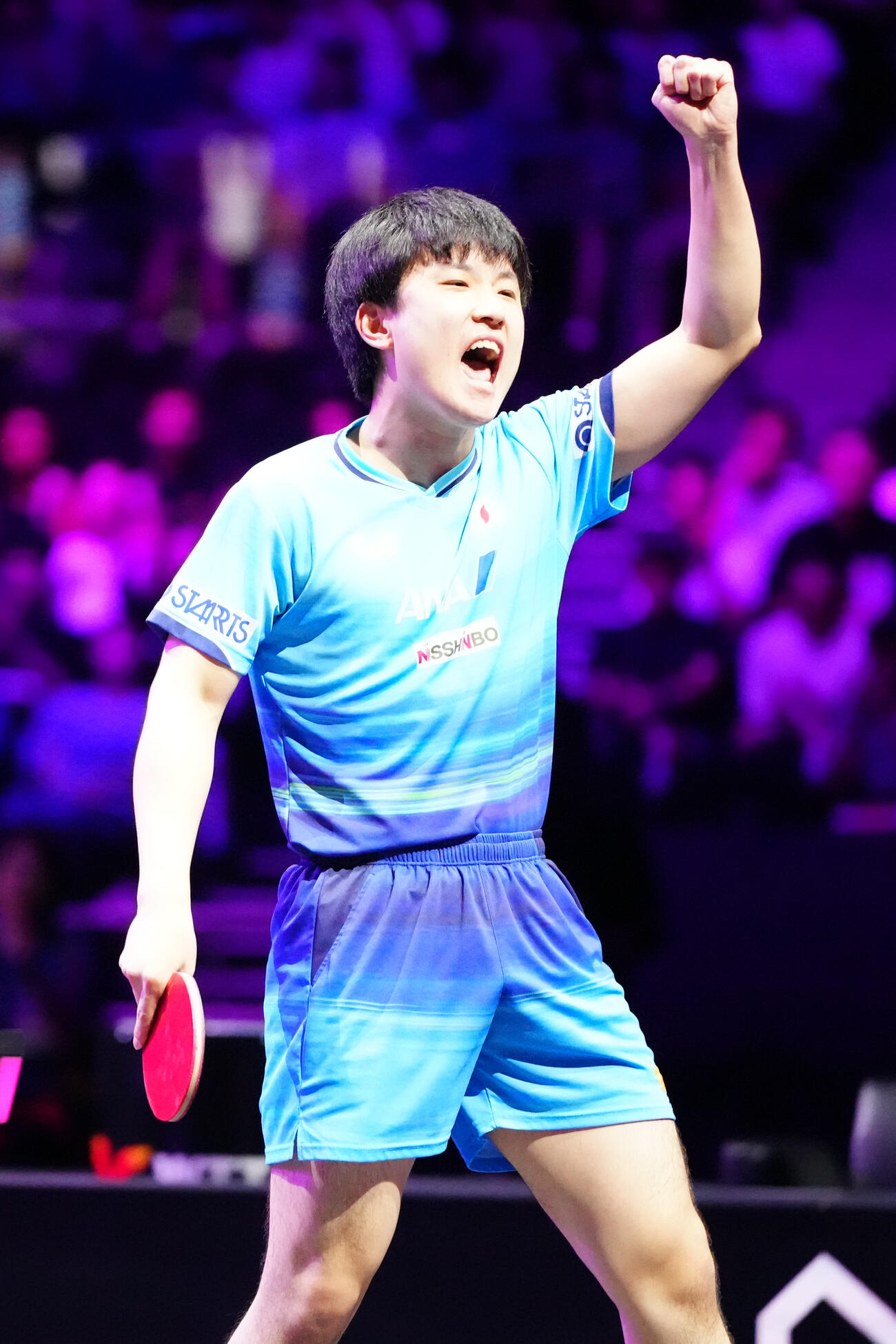 男子決勝の第2ゲーム、韓国のオ・ジュンソンからポイントを奪い、ガッツポーズを見せる張本智和（撮影・江口和貴）